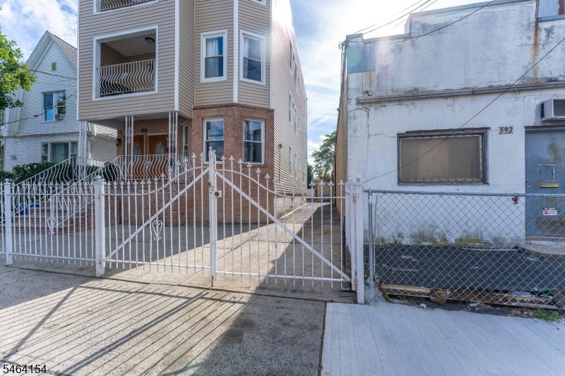 590 Hawthorne Ave