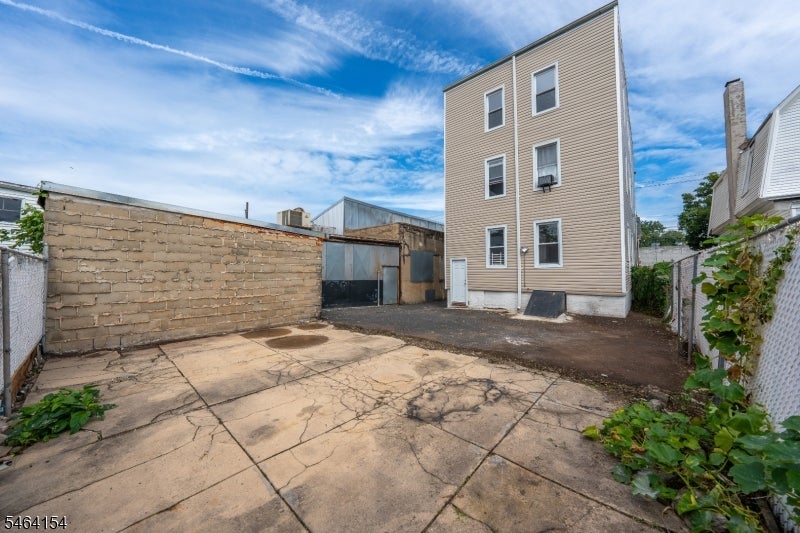 590 Hawthorne Ave
