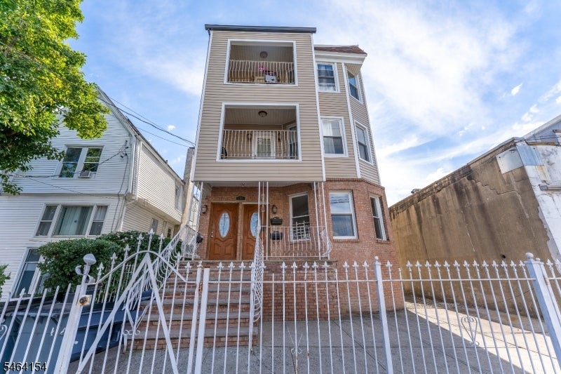 590 Hawthorne Ave