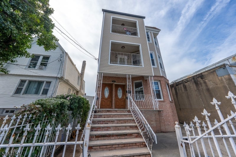 590 Hawthorne Ave