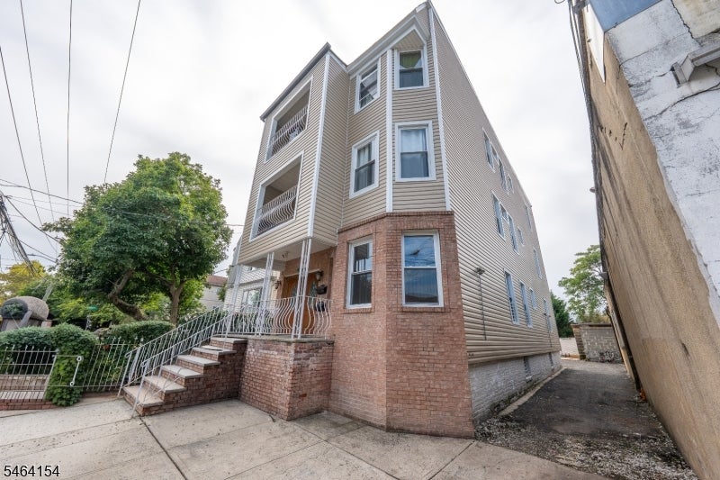 590 Hawthorne Ave