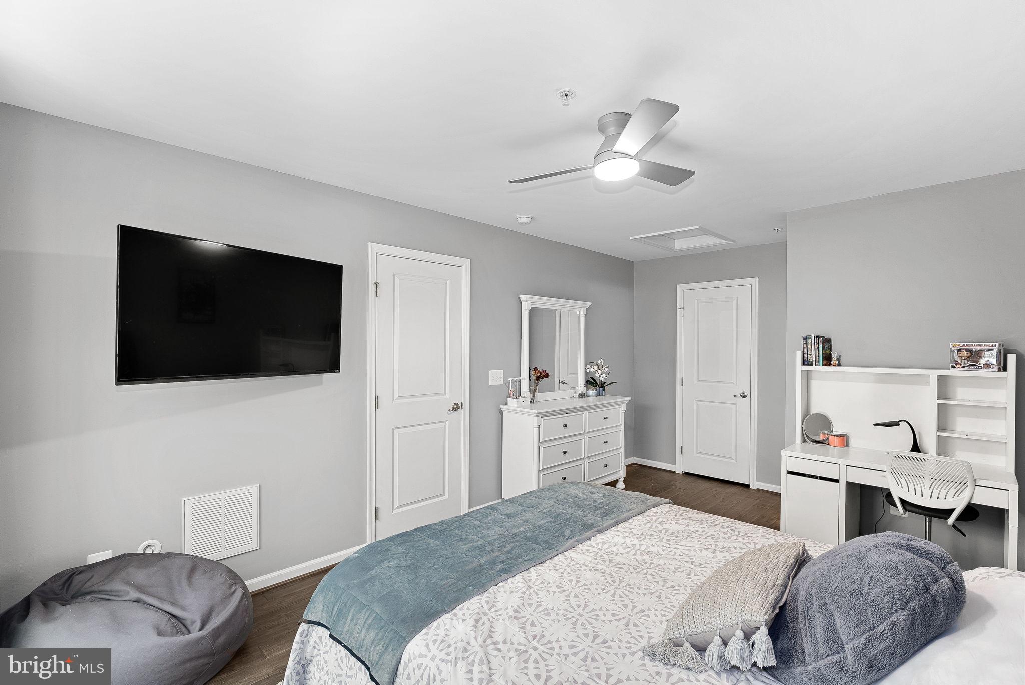 274 HIGH RAIL TERRACE SE