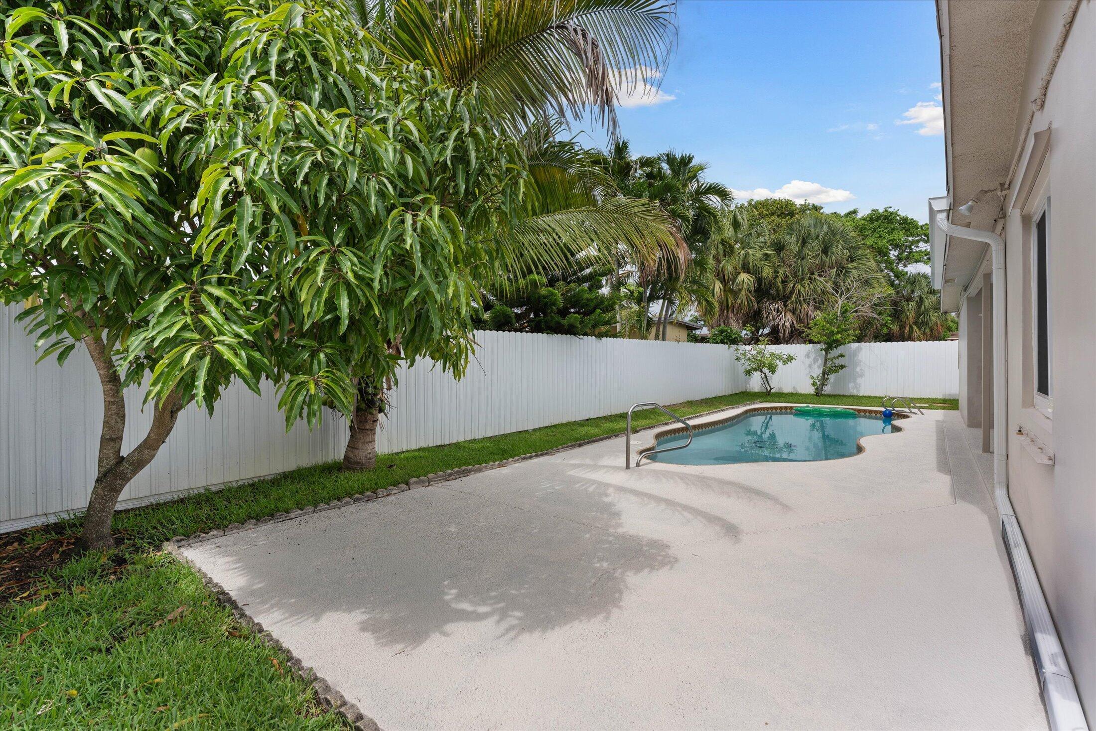 6515 SW 8th Place