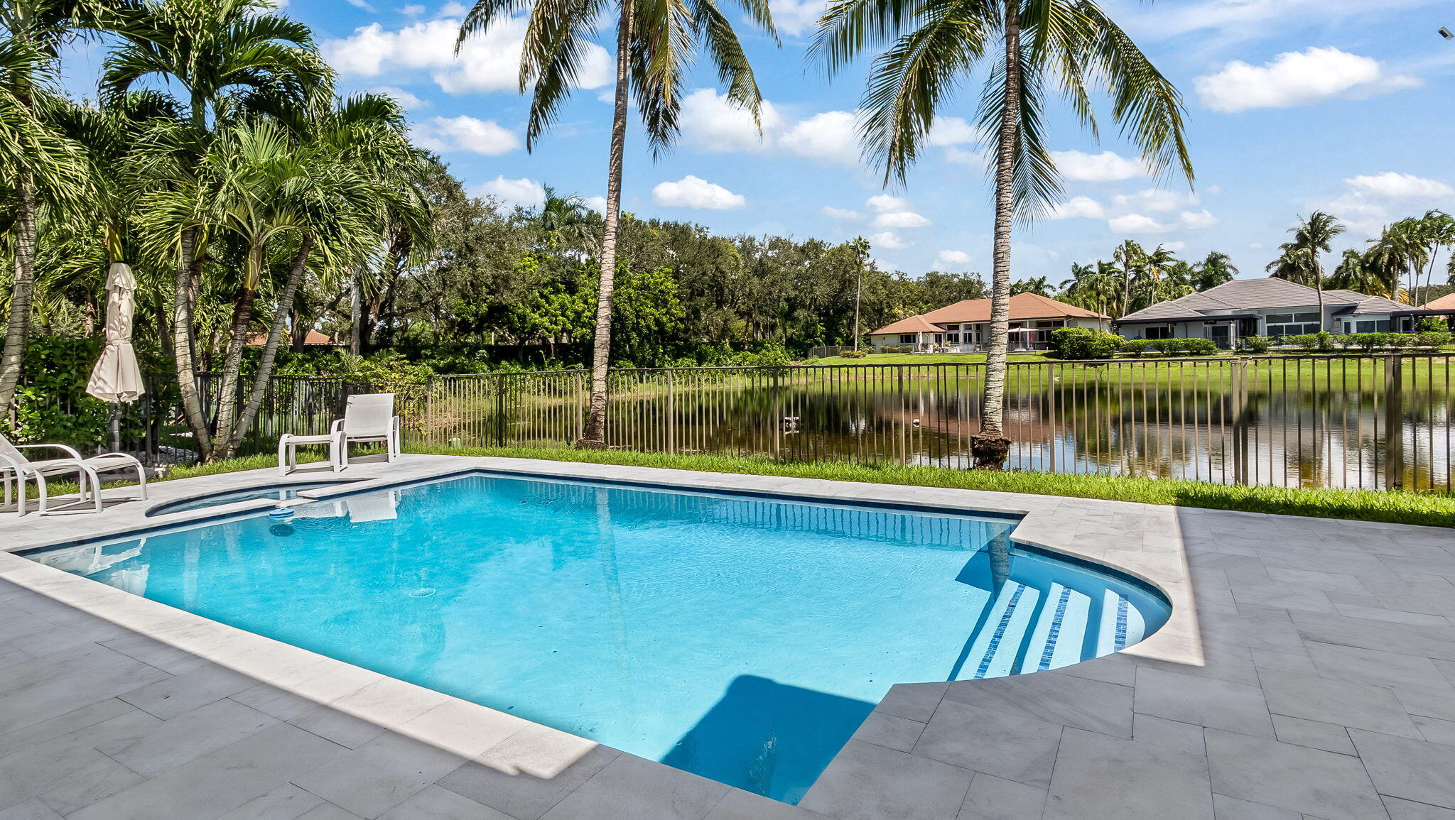 2678 MEADOWOOD Drive