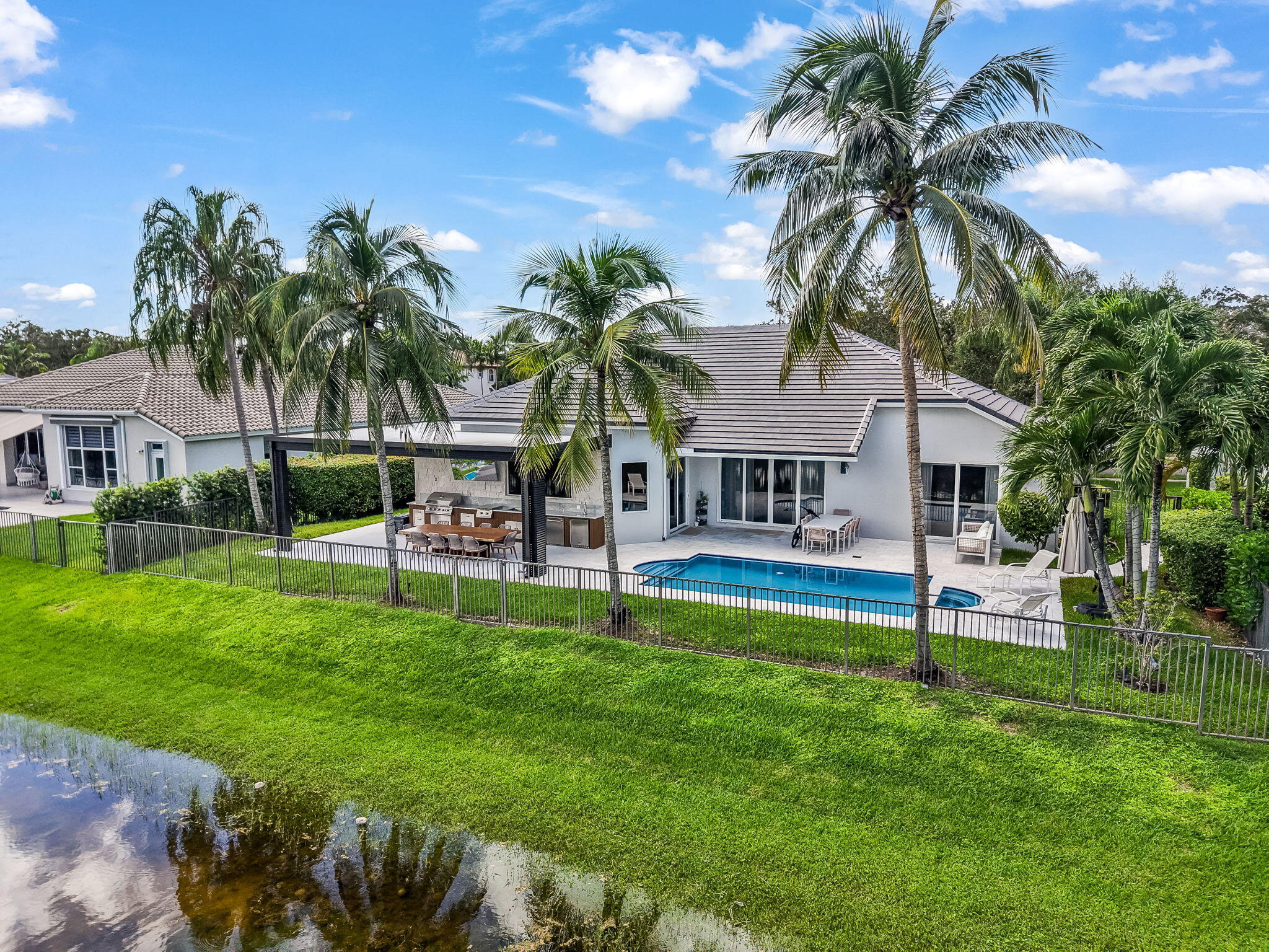 2678 MEADOWOOD Drive