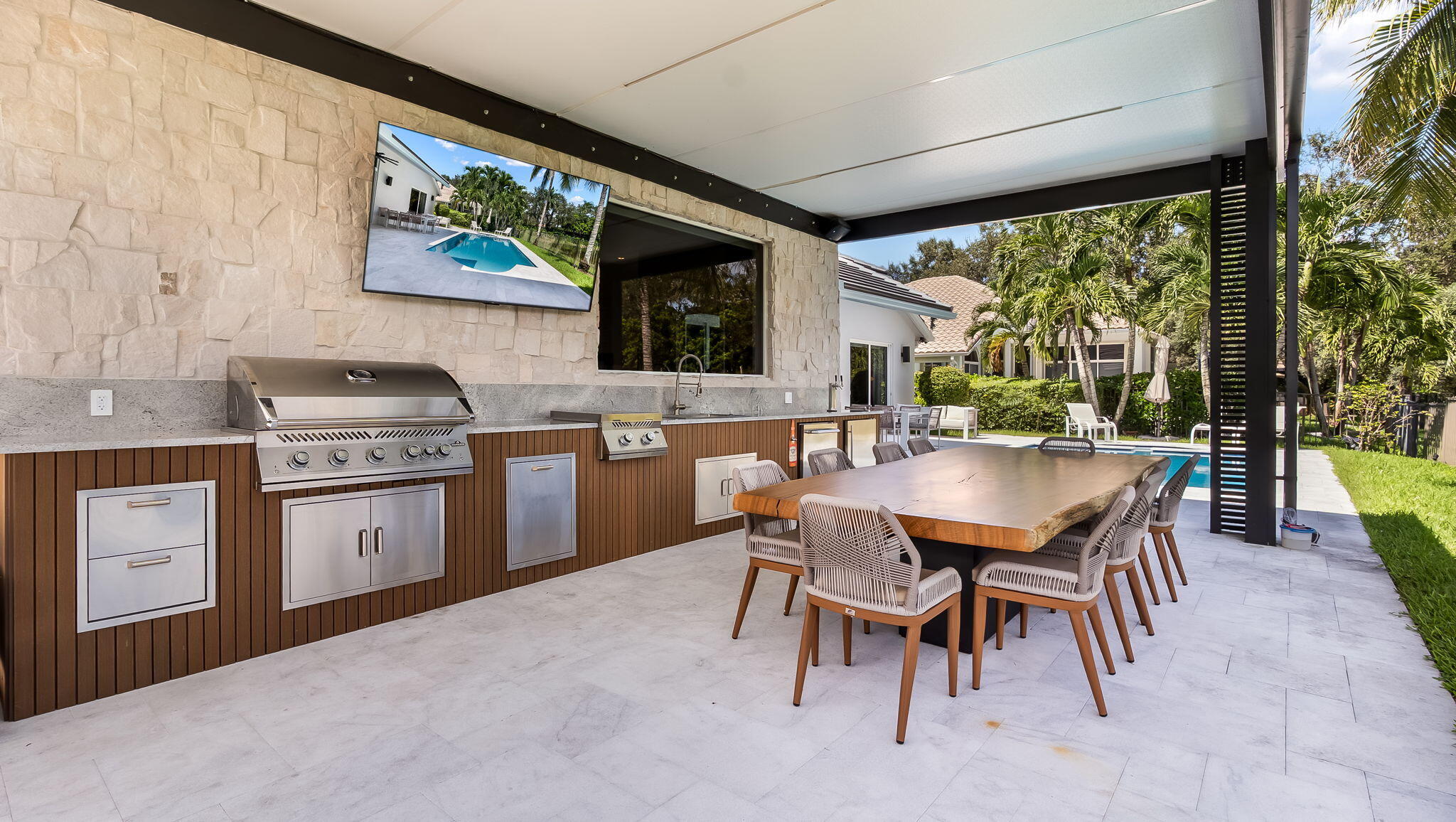 2678 MEADOWOOD Drive
