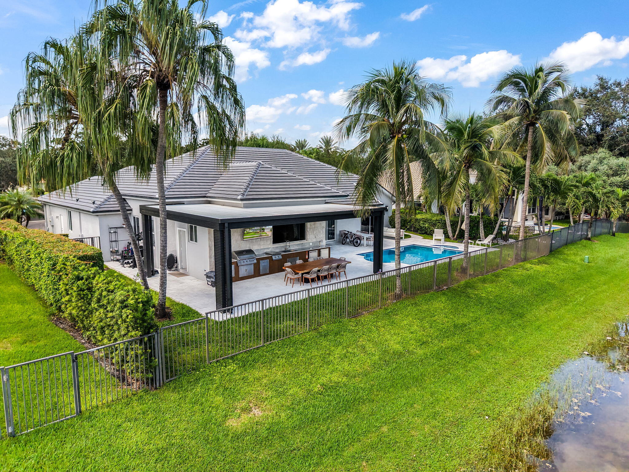 2678 MEADOWOOD Drive