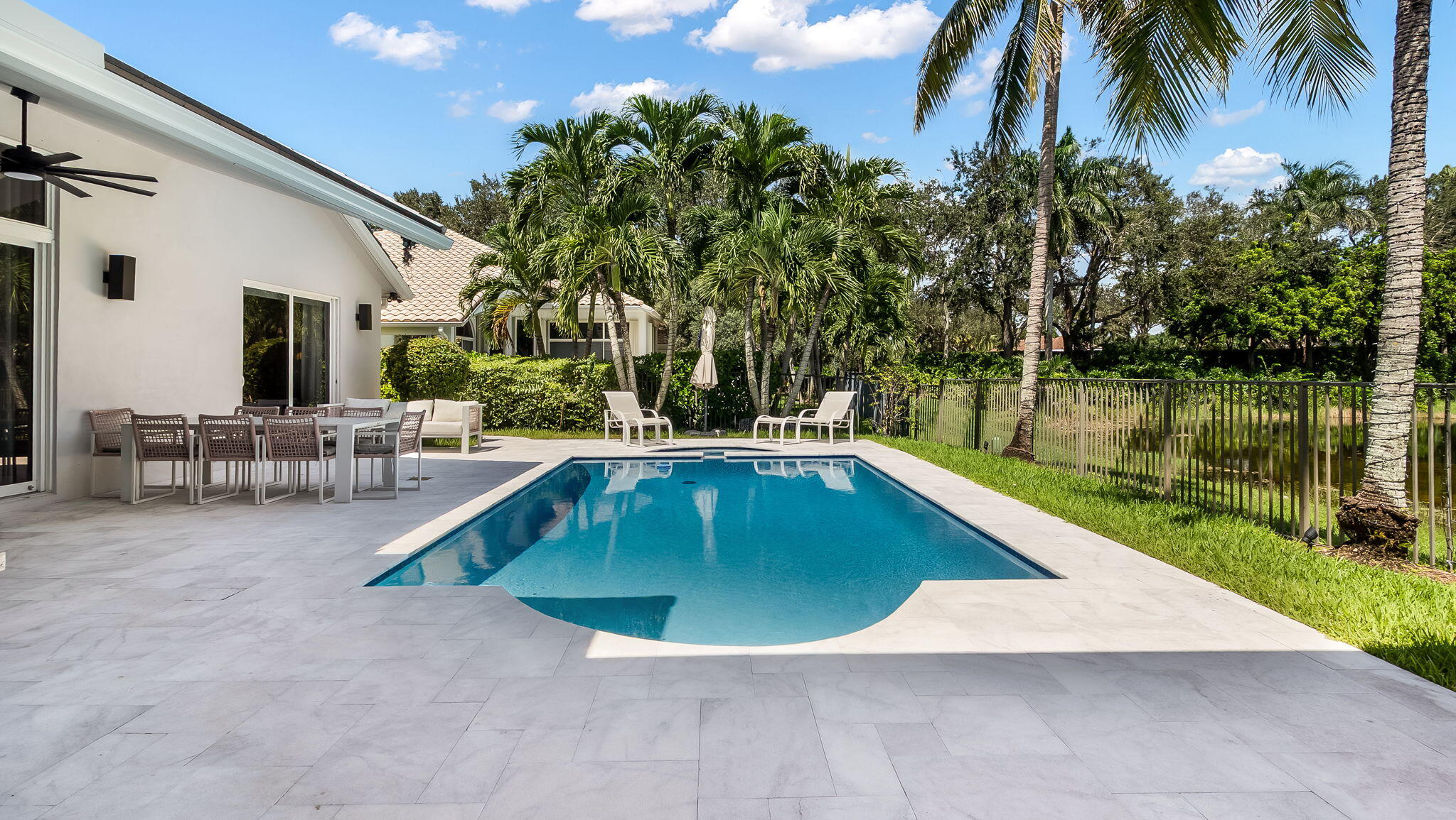 2678 MEADOWOOD Drive