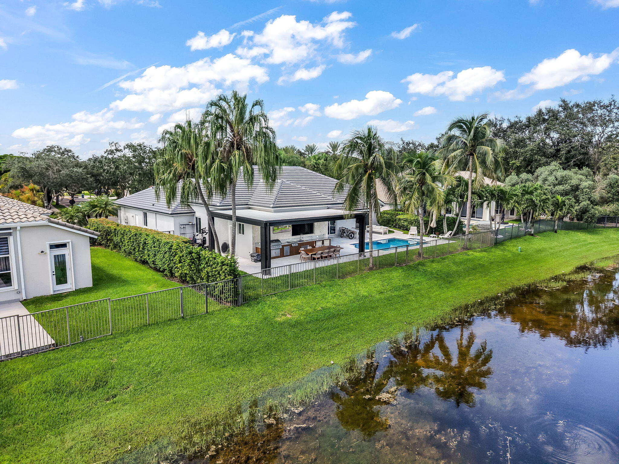 2678 MEADOWOOD Drive