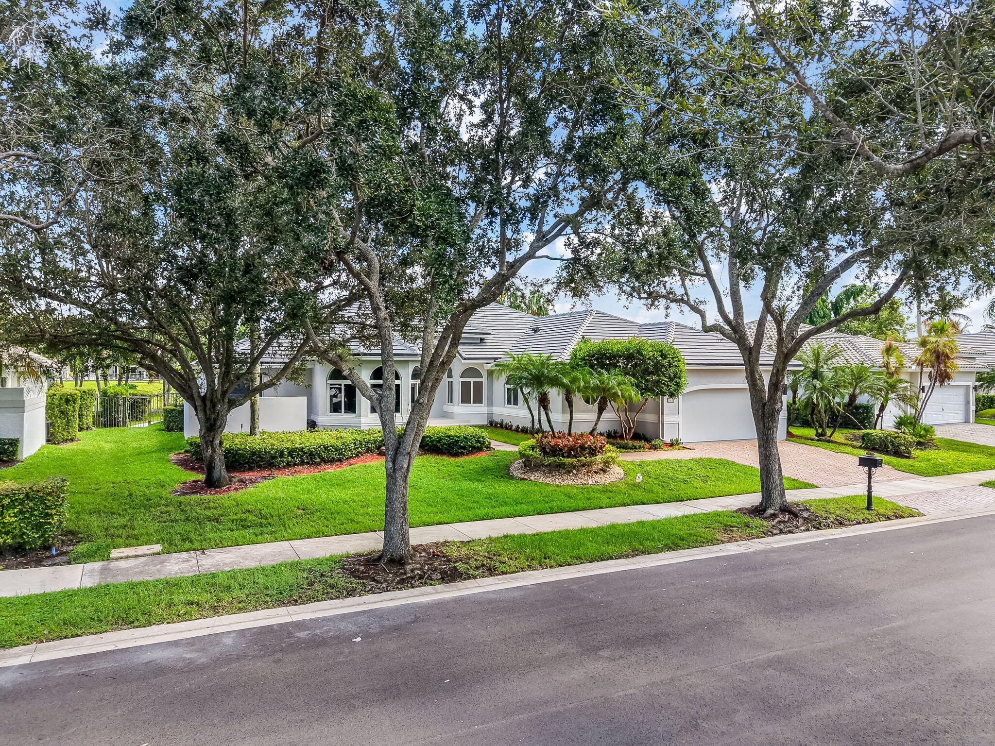 2678 MEADOWOOD Drive