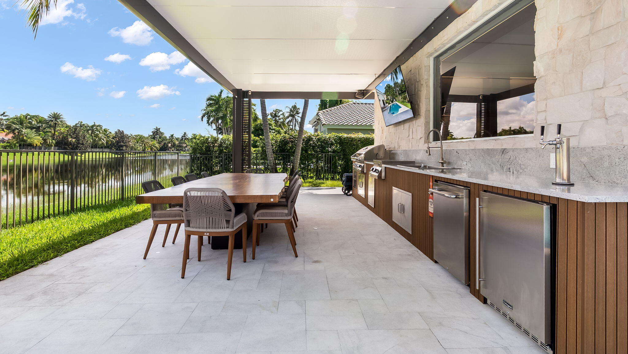 2678 MEADOWOOD Drive