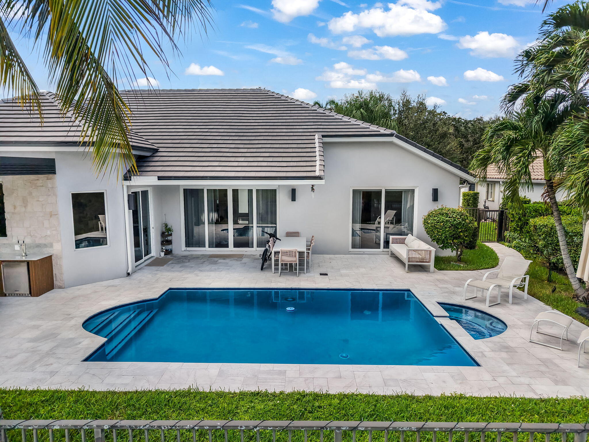 2678 MEADOWOOD Drive
