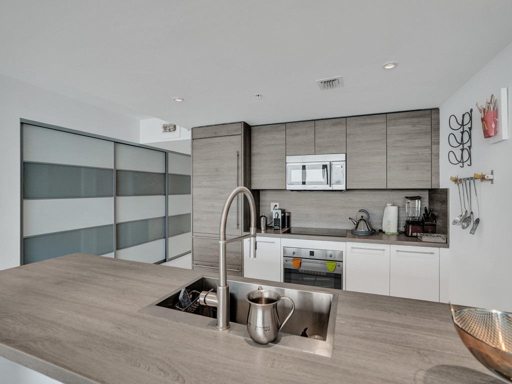 400 Sunny Isles Blvd Unit: 1917