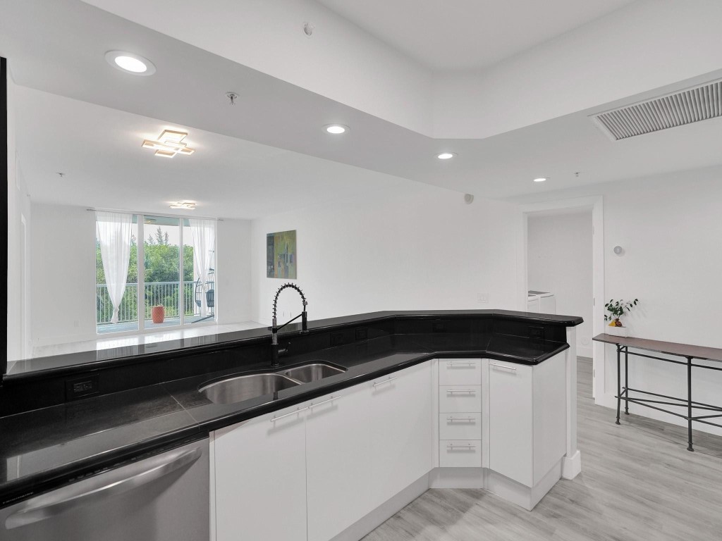 14951 Royal Oaks Ln Unit: 307