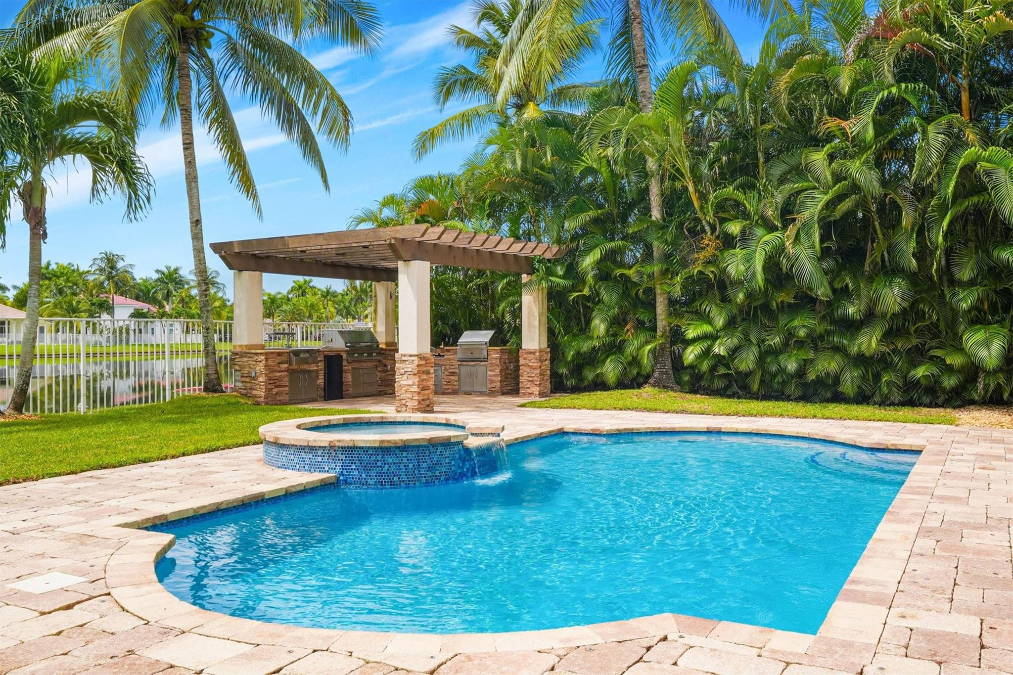 1642 Victoria Pointe Cir