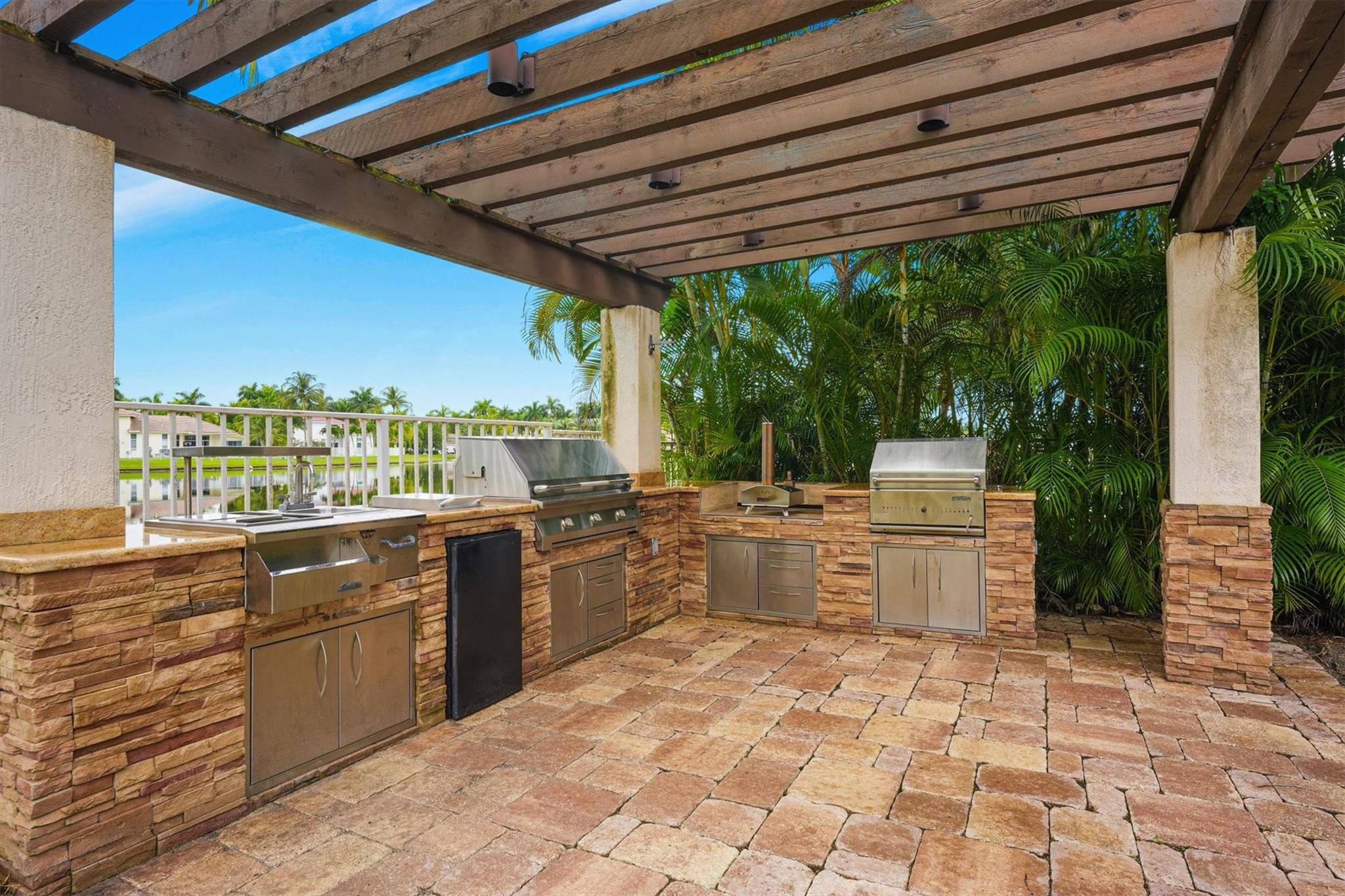 1642 Victoria Pointe Cir