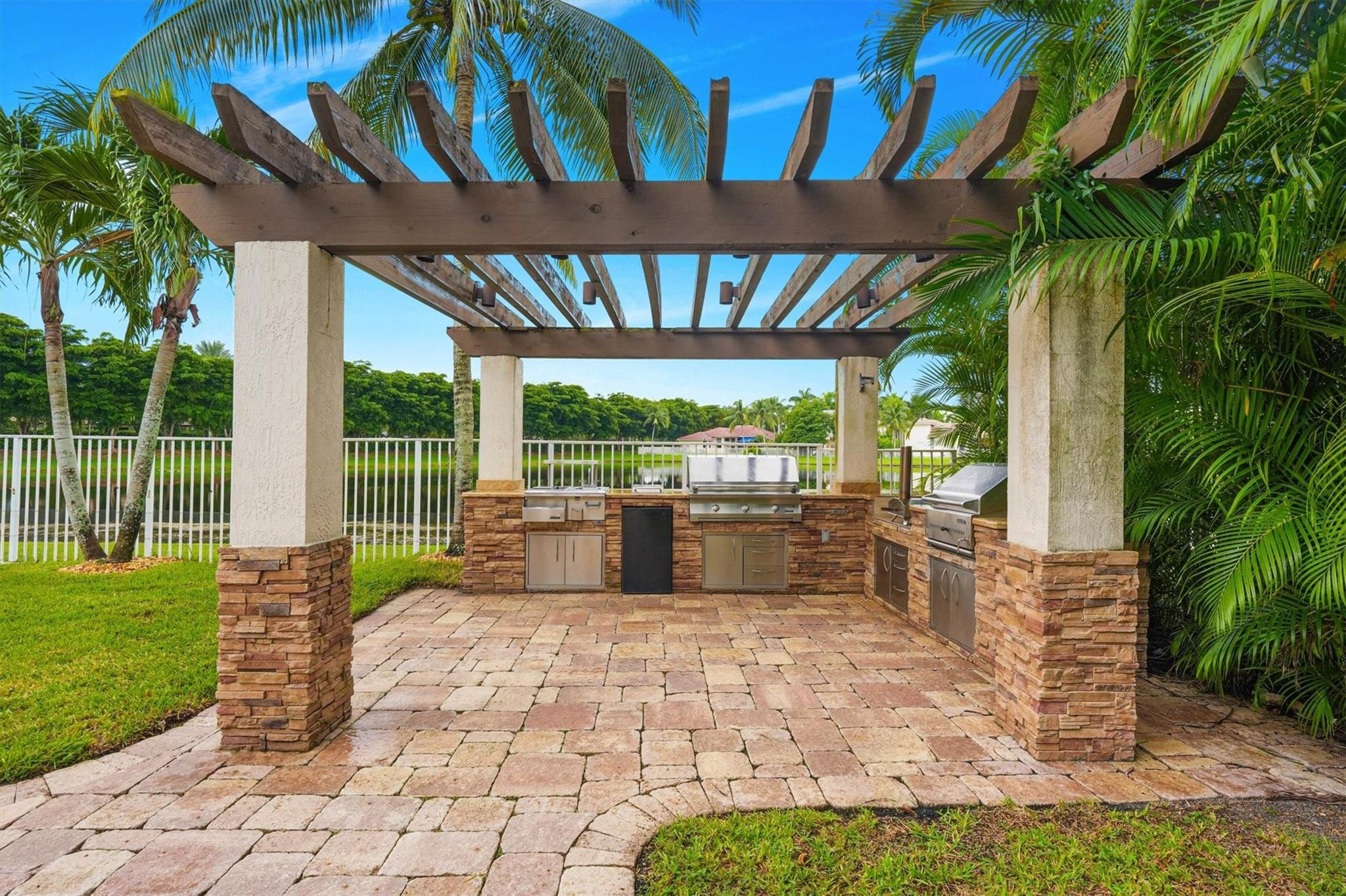 1642 Victoria Pointe Cir