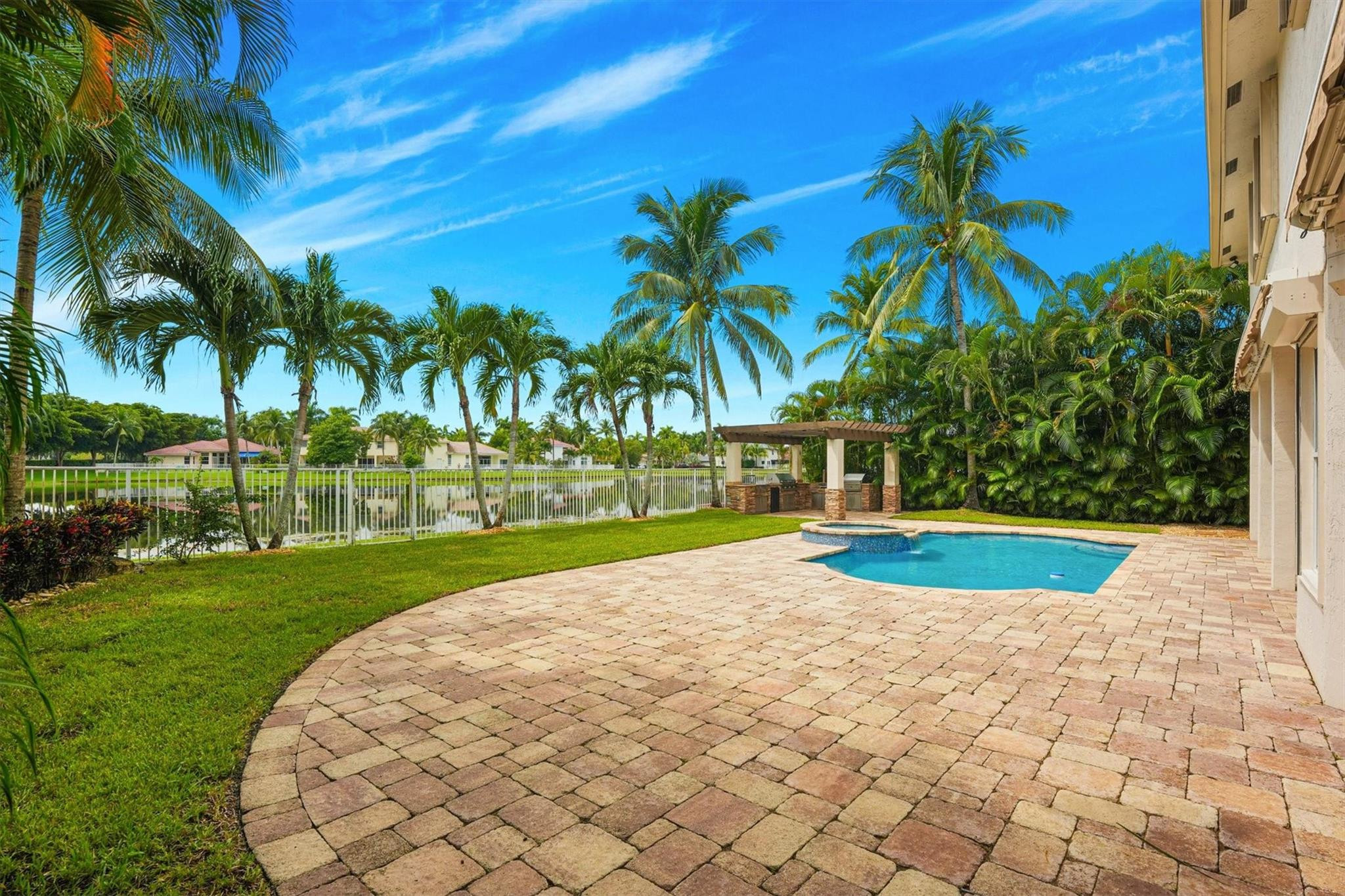 1642 Victoria Pointe Cir