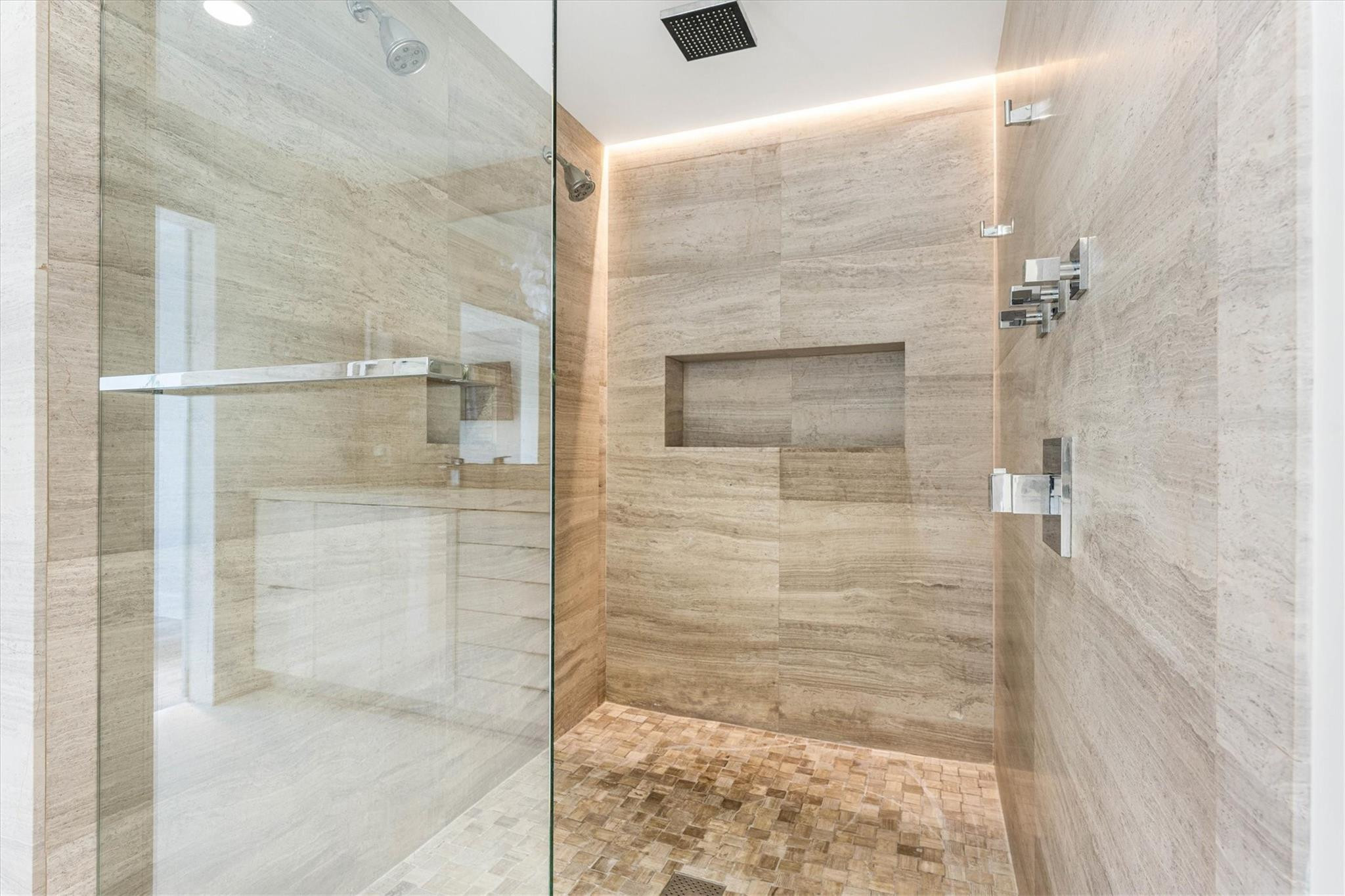 1642 Victoria Pointe Cir