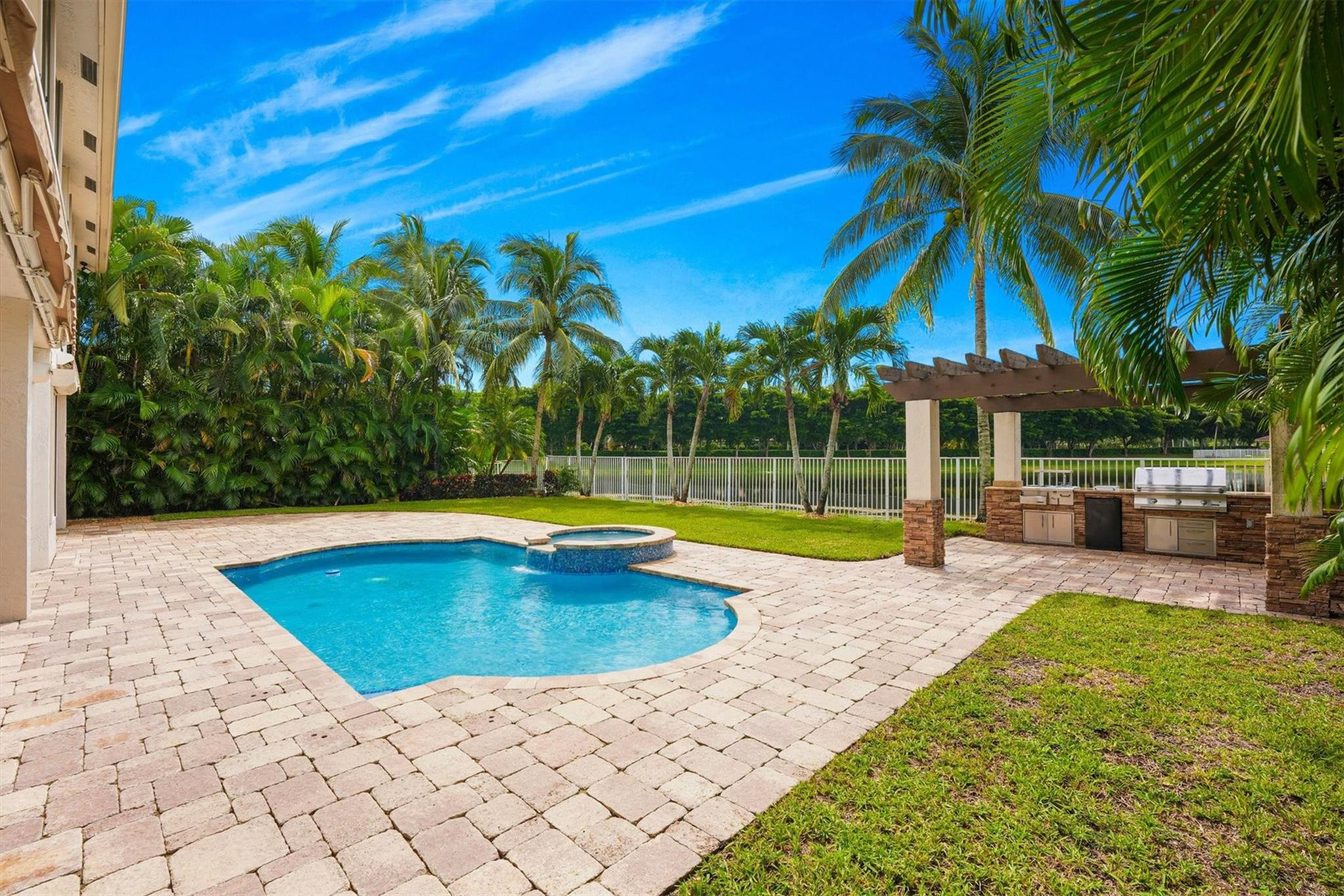 1642 Victoria Pointe Cir