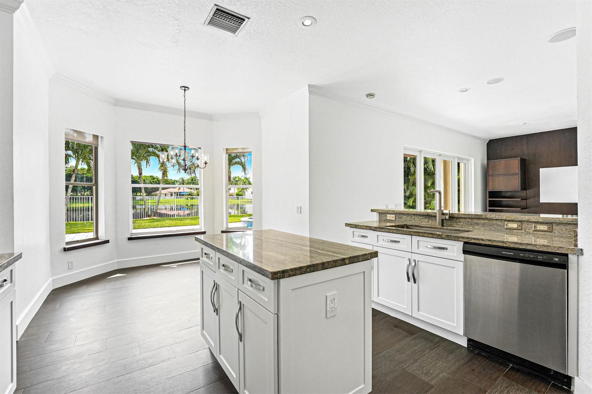 1642 Victoria Pointe Cir