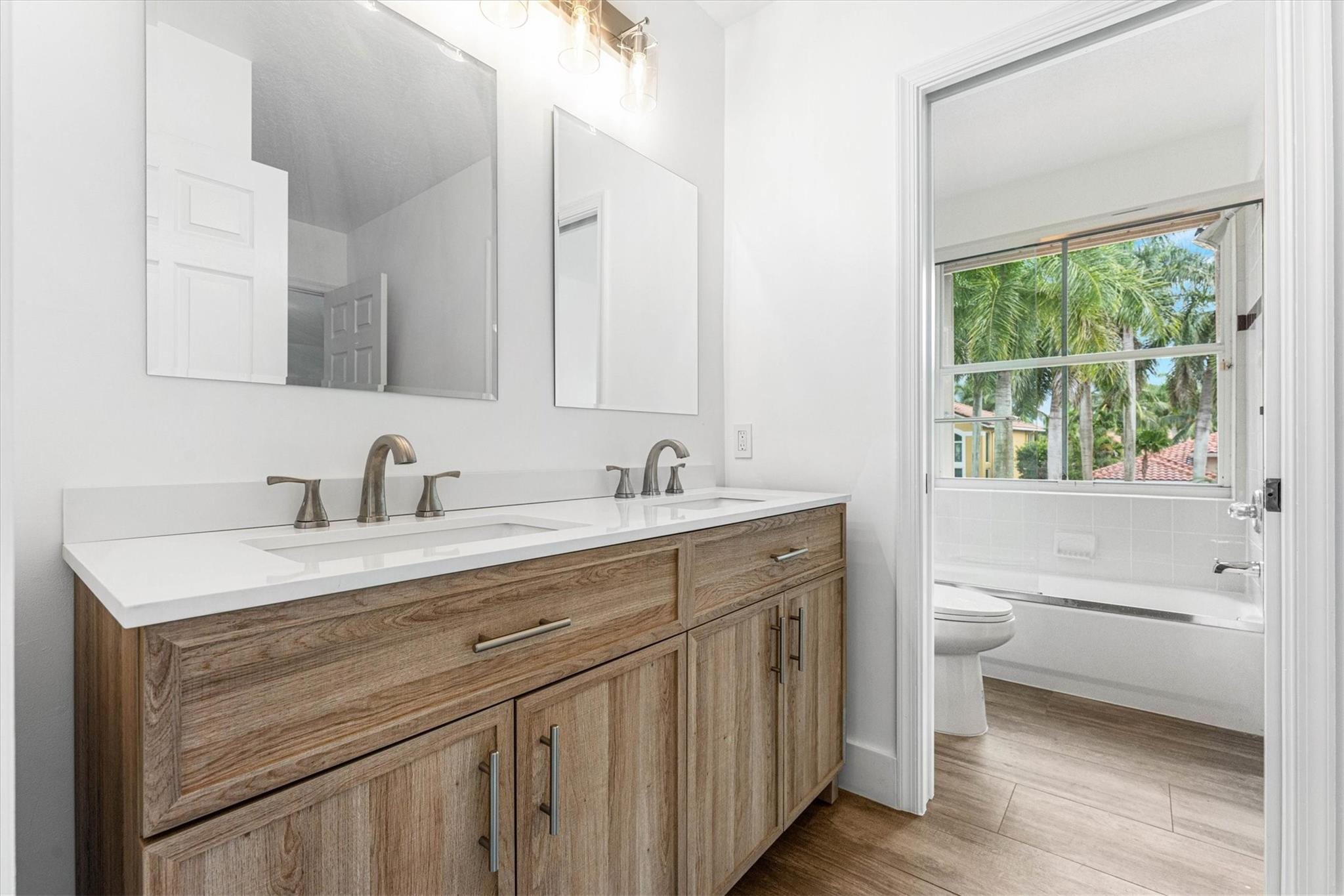 1642 Victoria Pointe Cir