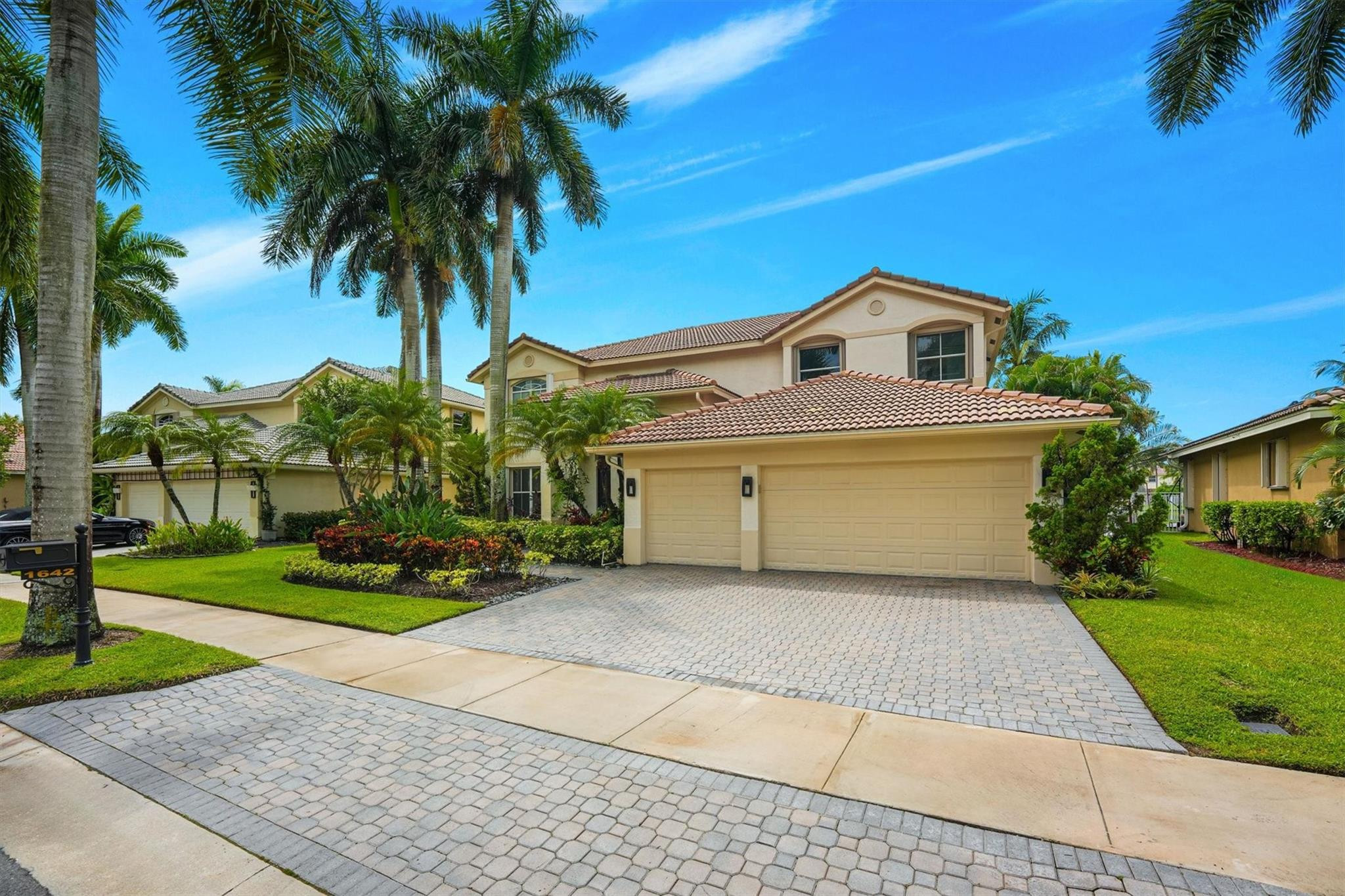 1642 Victoria Pointe Cir