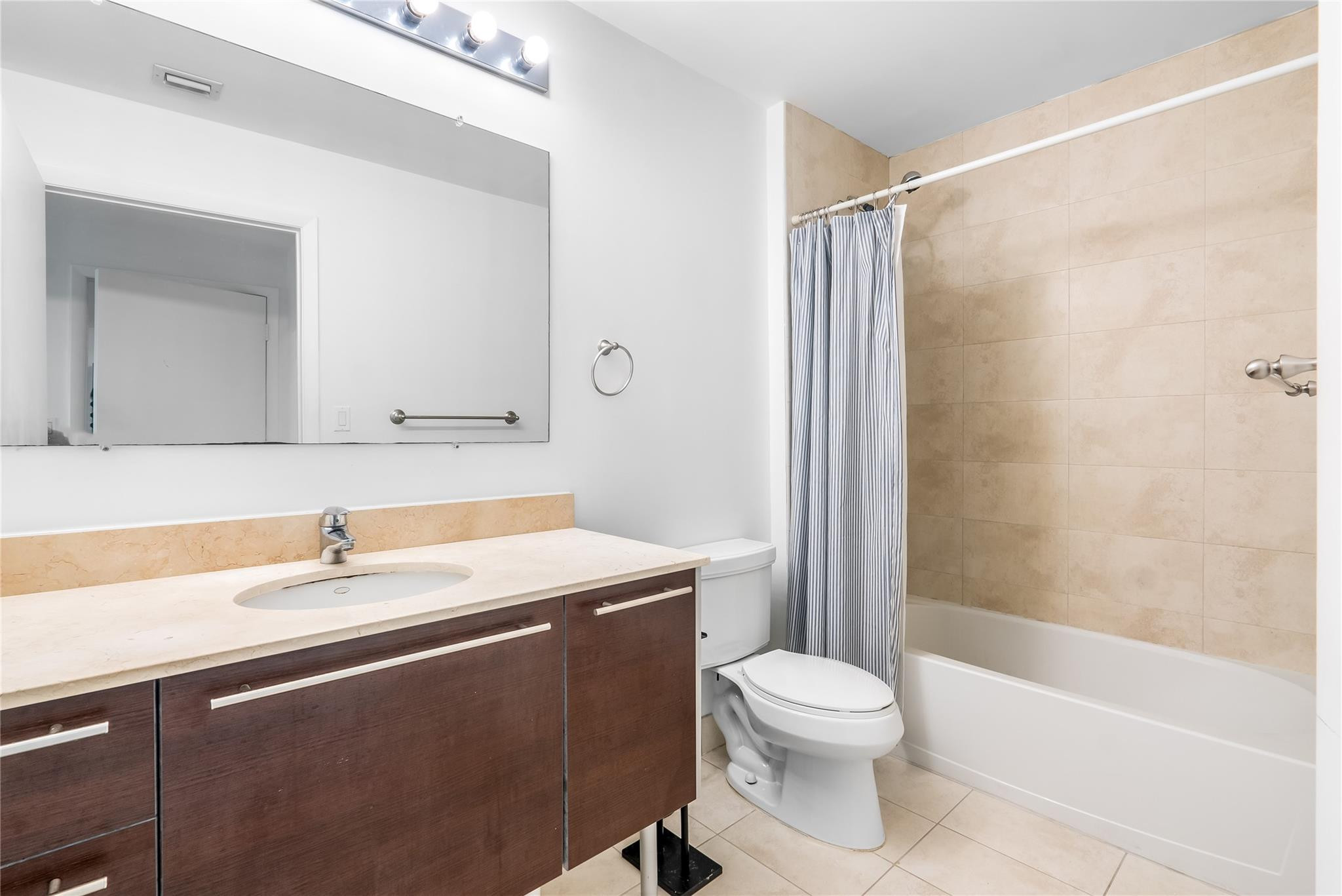 1900 N Bayshore Dr. 2207