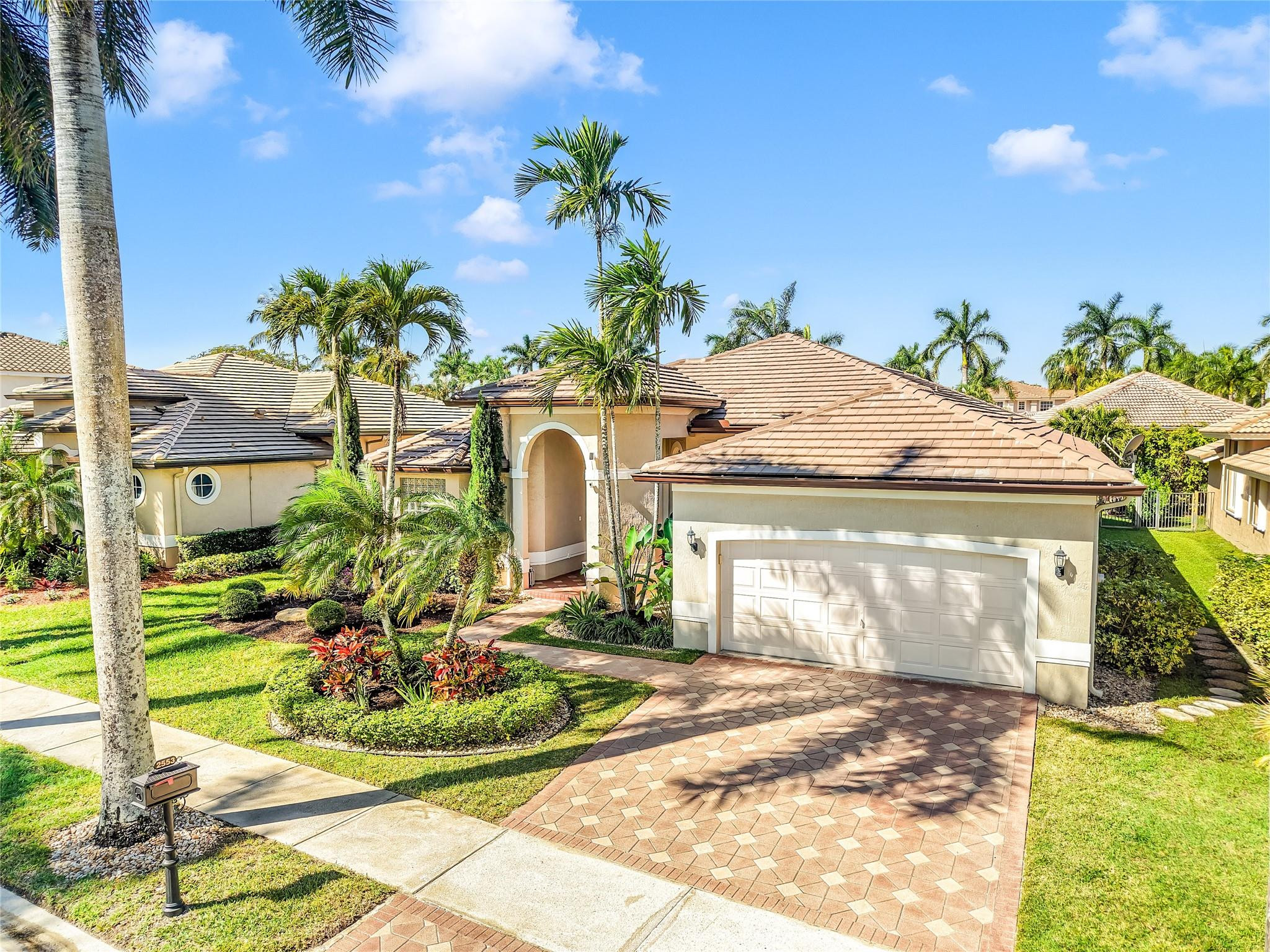 2553 Jardin Manor