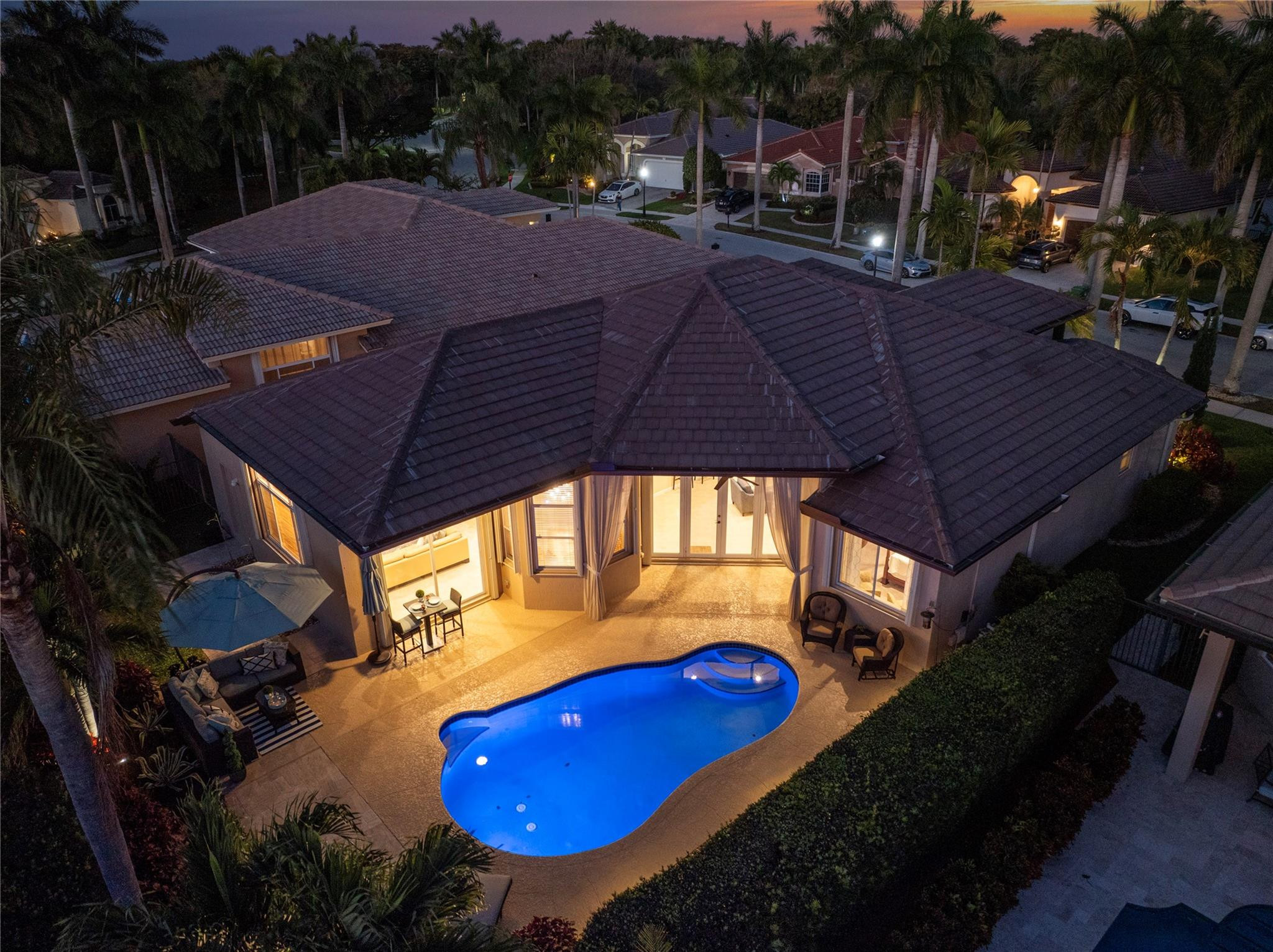 2553 Jardin Manor