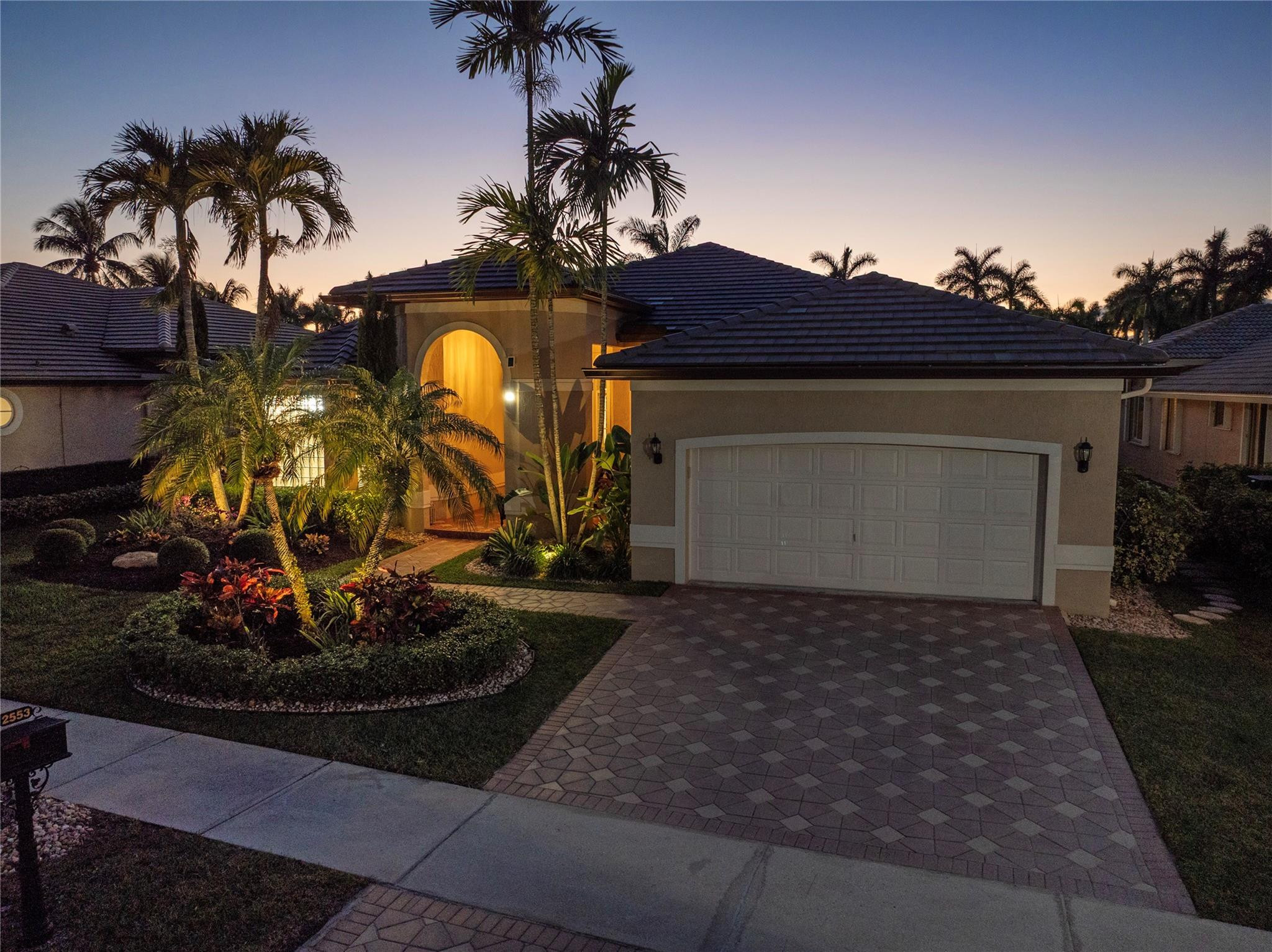 2553 Jardin Manor