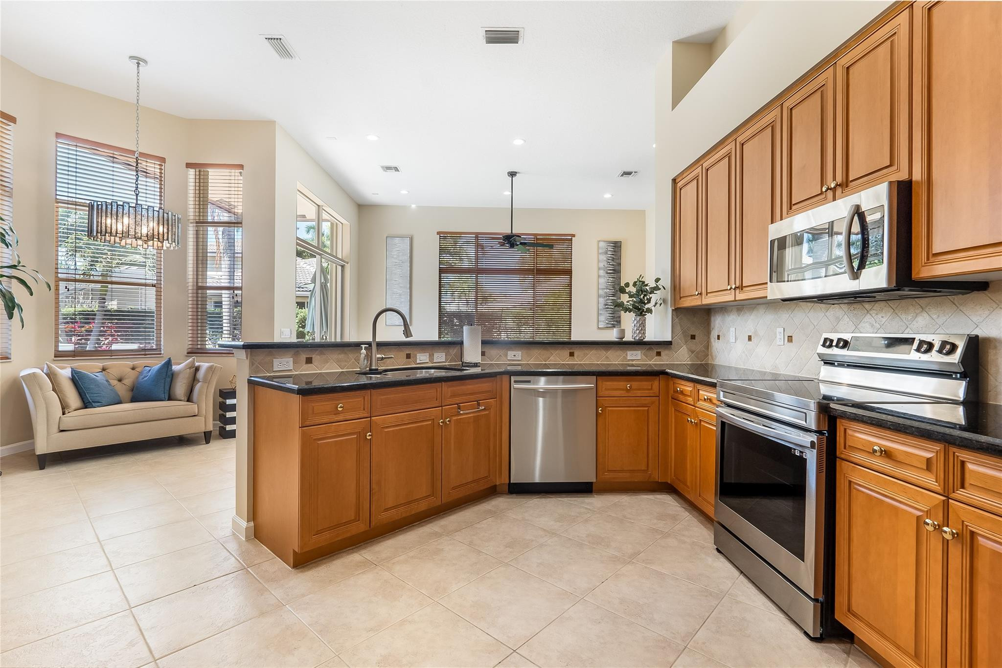 2553 Jardin Manor
