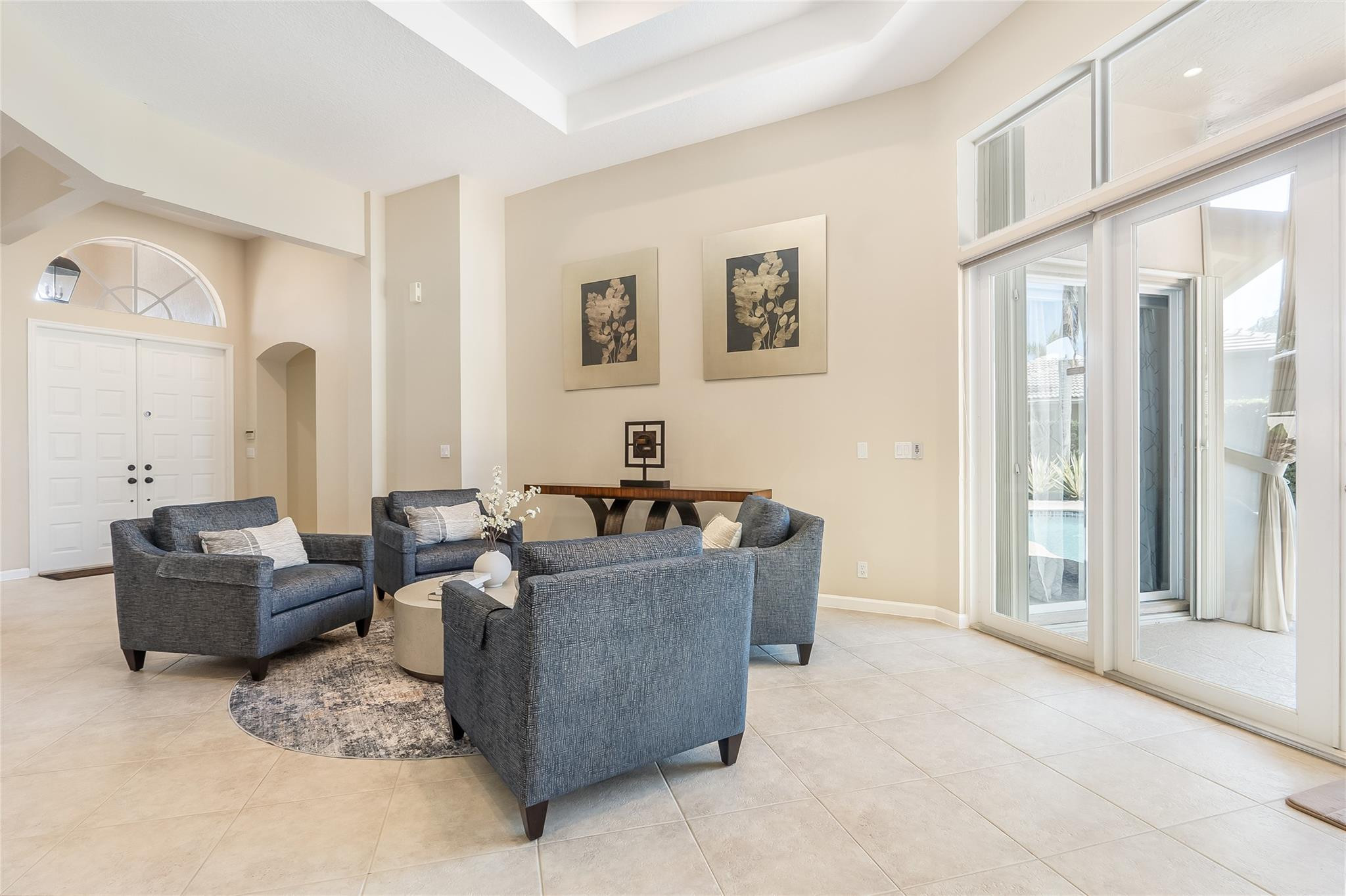 2553 Jardin Manor