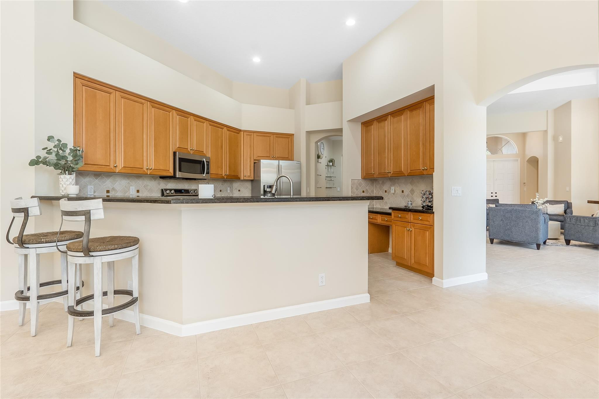 2553 Jardin Manor