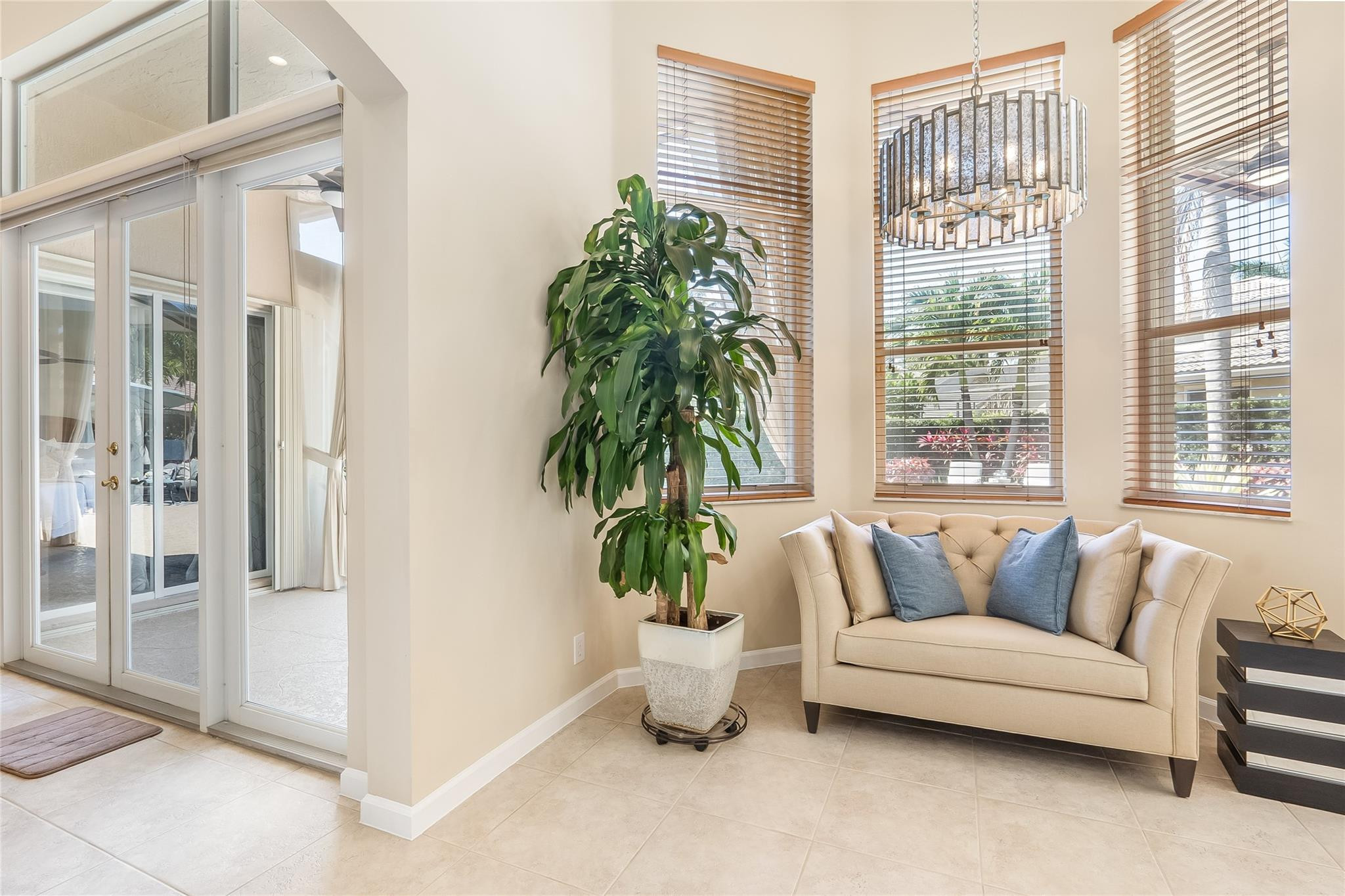 2553 Jardin Manor