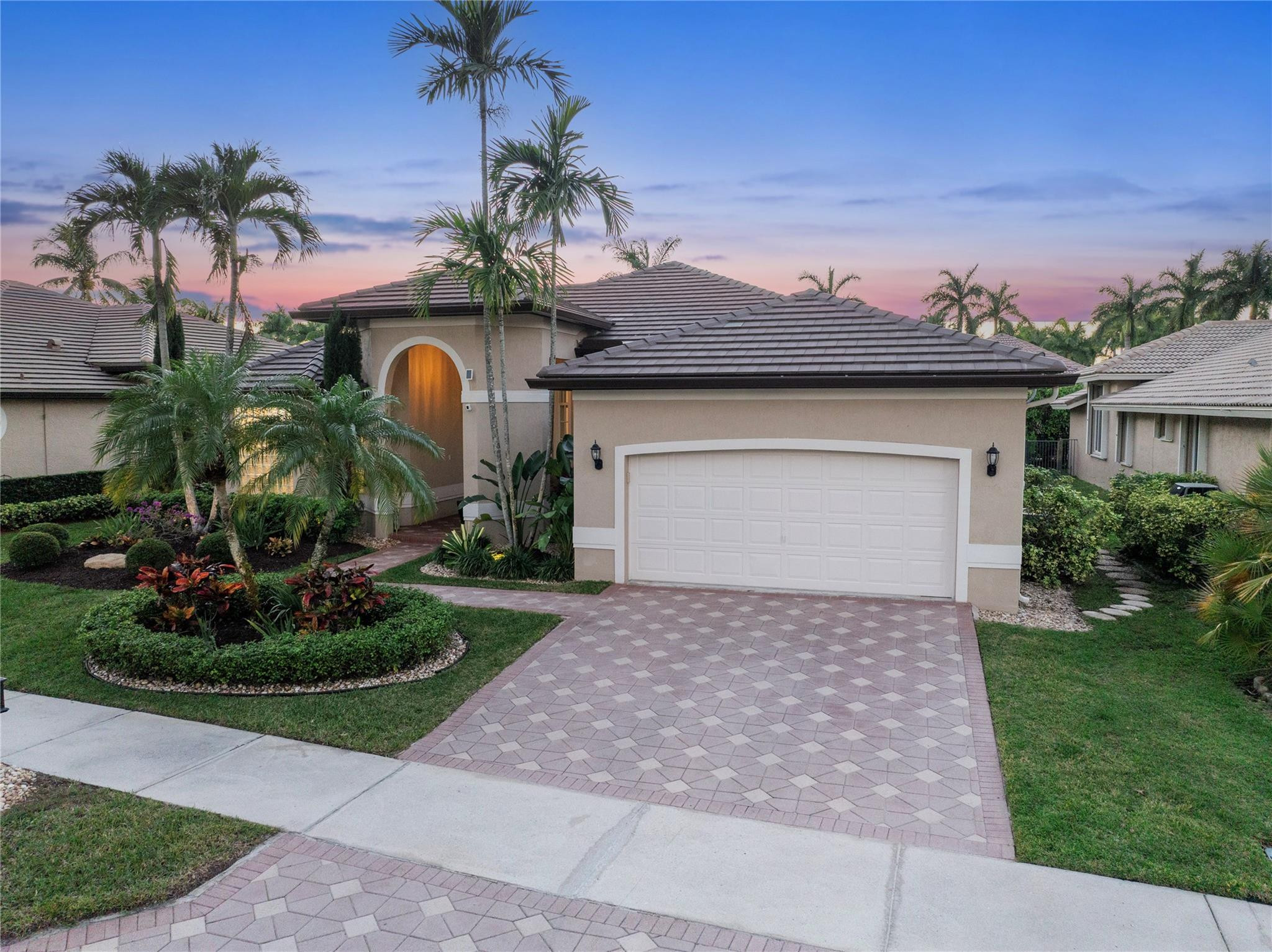 2553 Jardin Manor