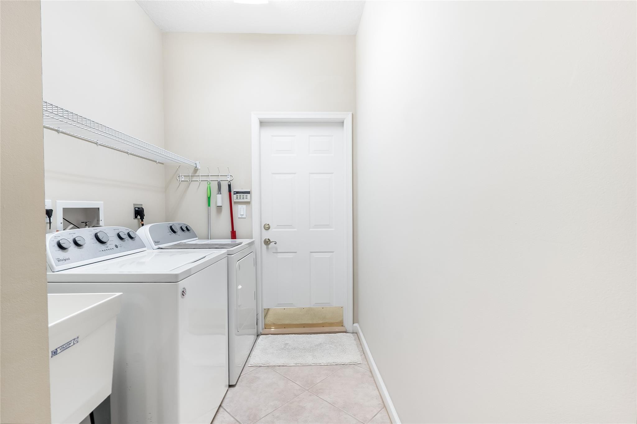 2553 Jardin Manor