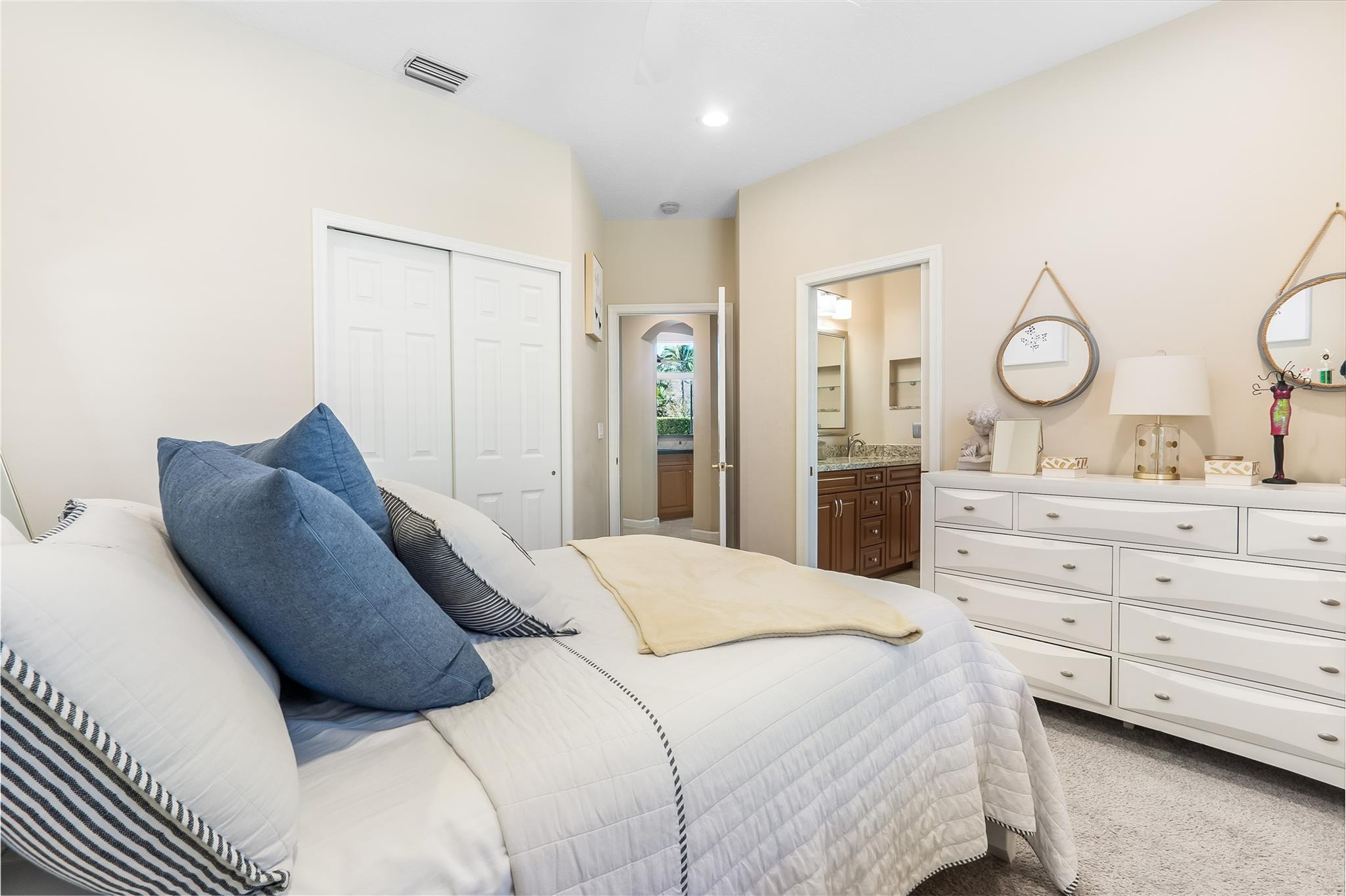 2553 Jardin Manor