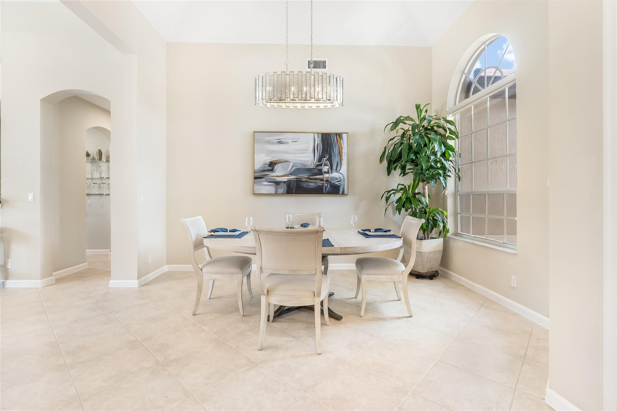 2553 Jardin Manor