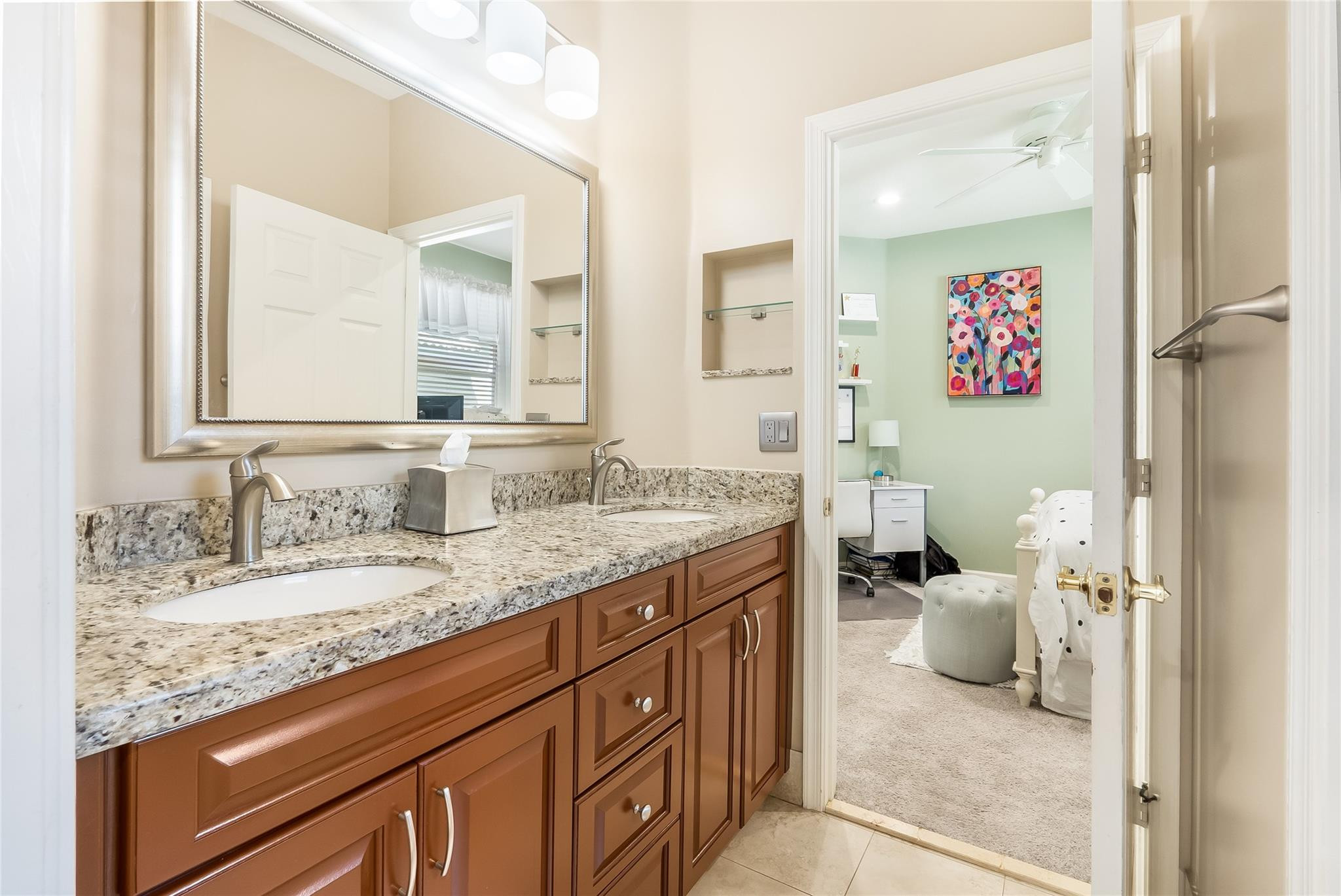 2553 Jardin Manor