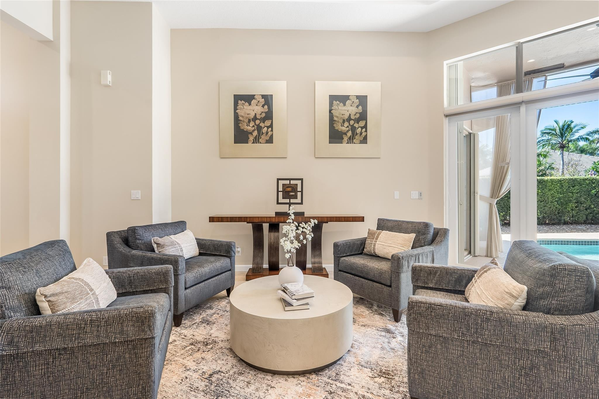 2553 Jardin Manor