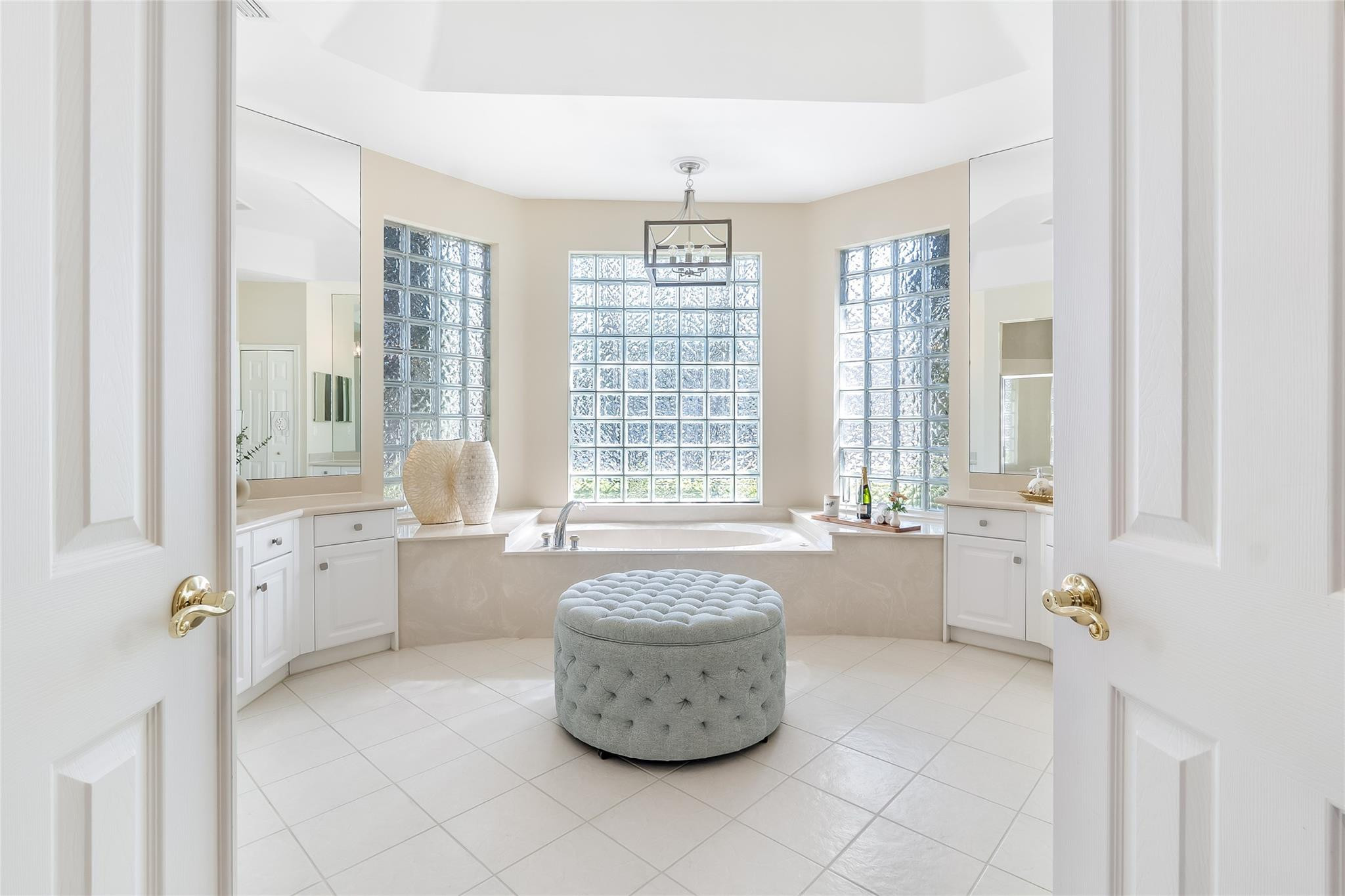 2553 Jardin Manor