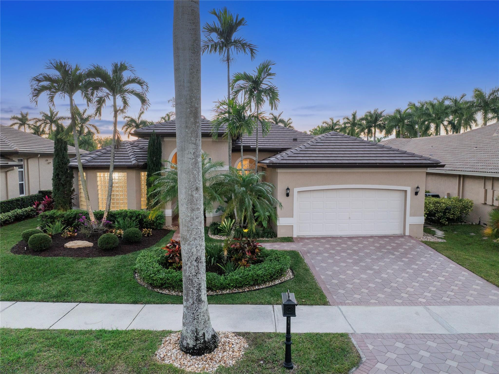 2553 Jardin Manor
