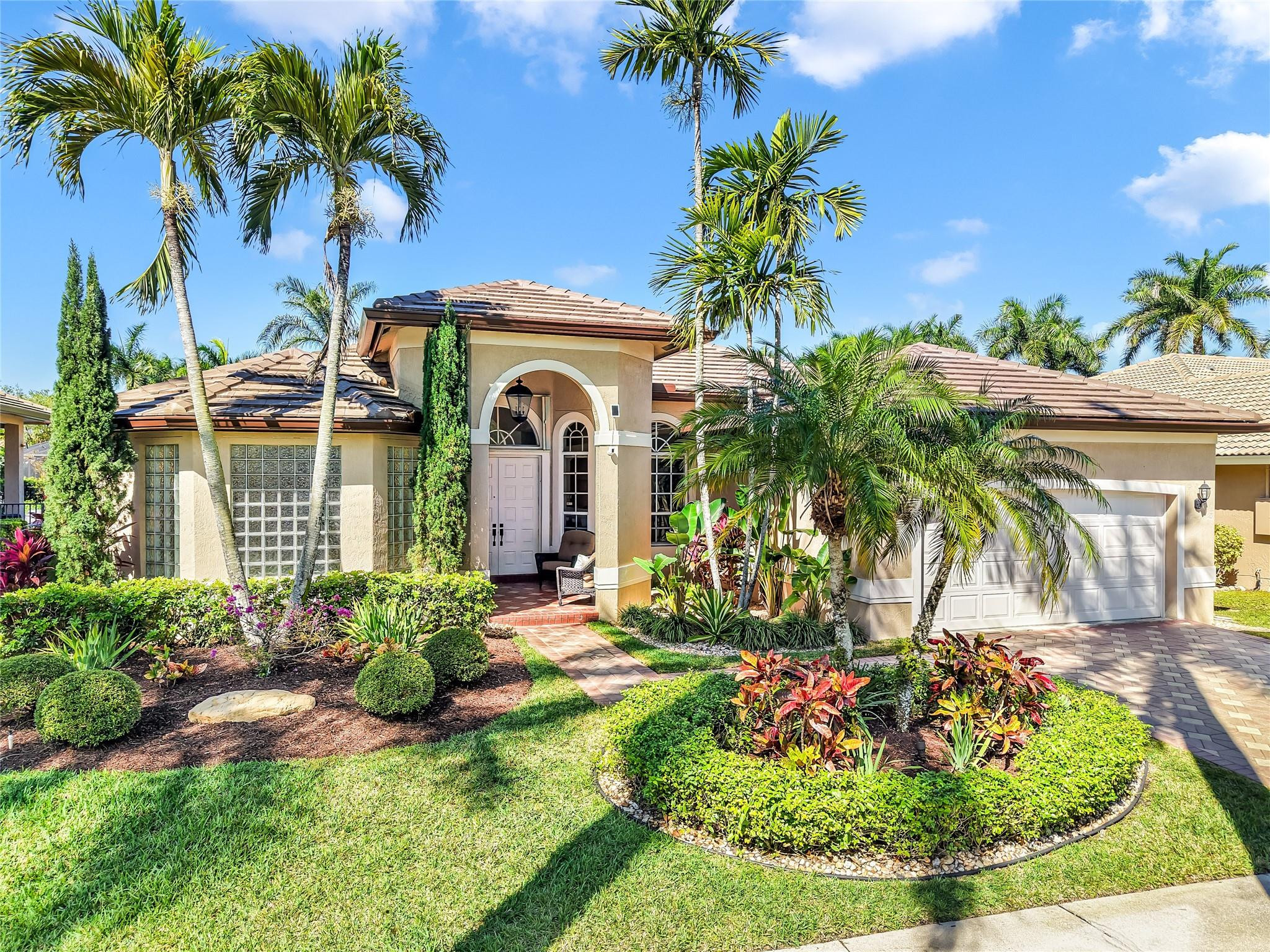2553 Jardin Manor