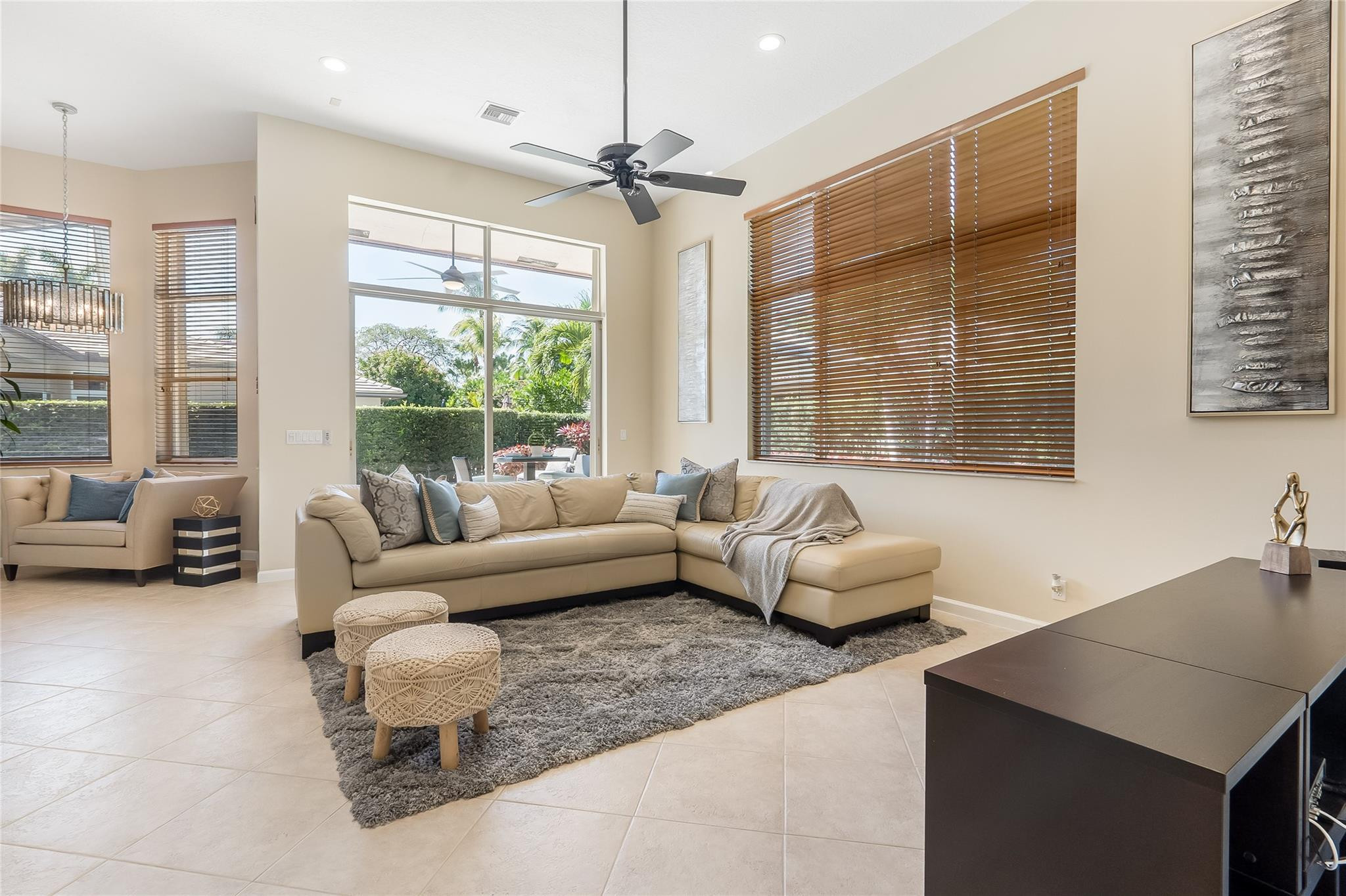 2553 Jardin Manor