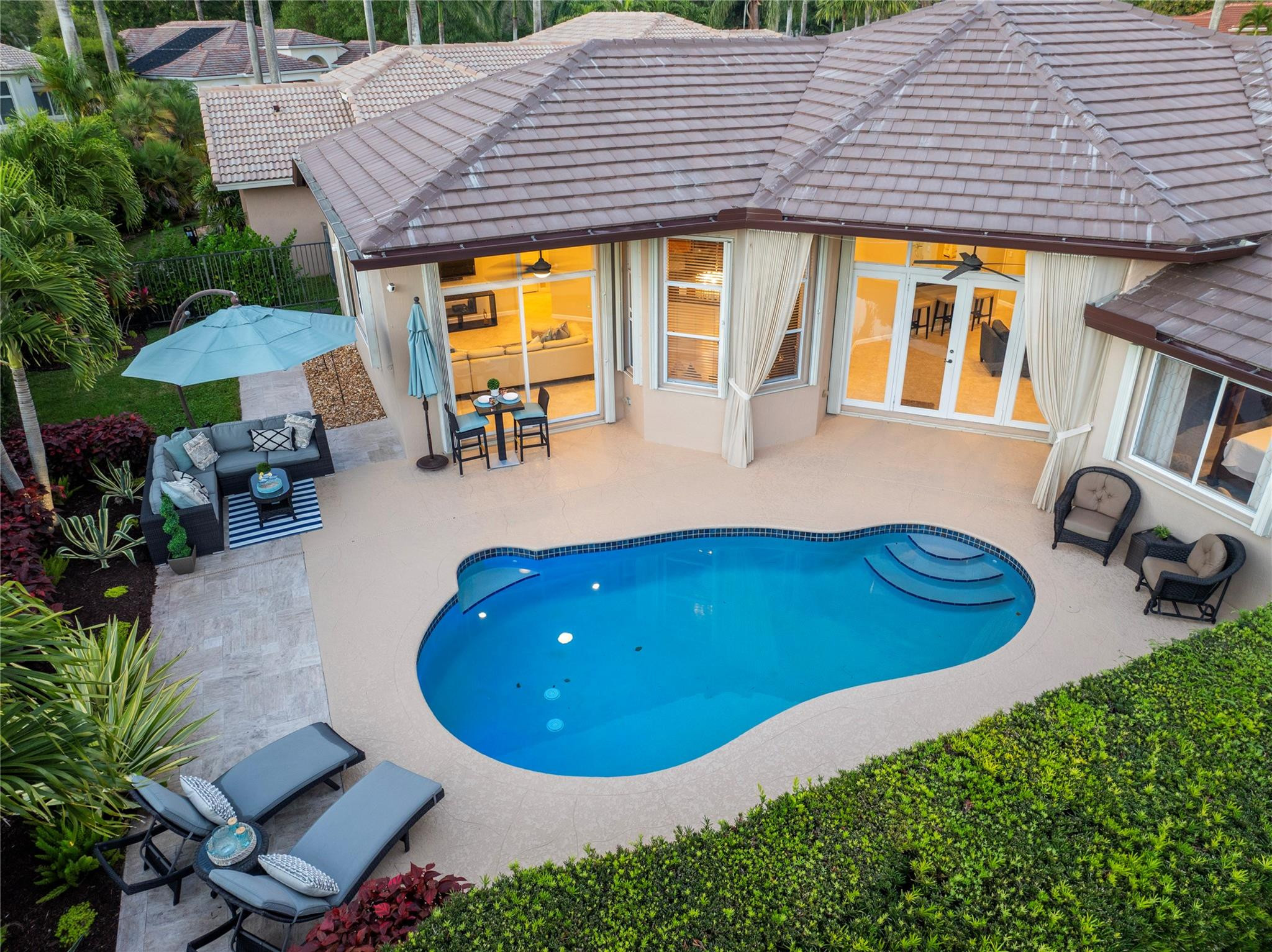 2553 Jardin Manor