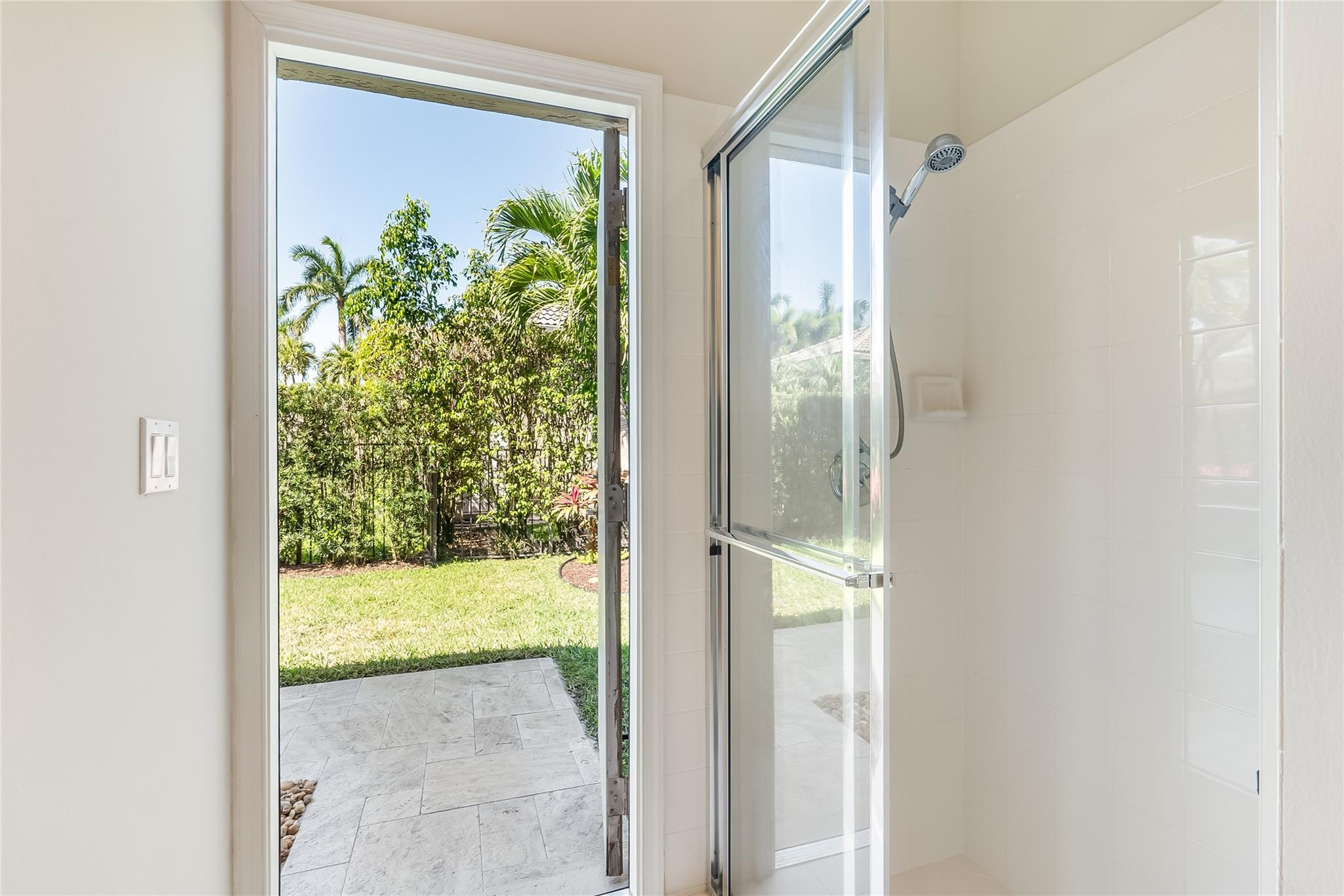 2553 Jardin Manor