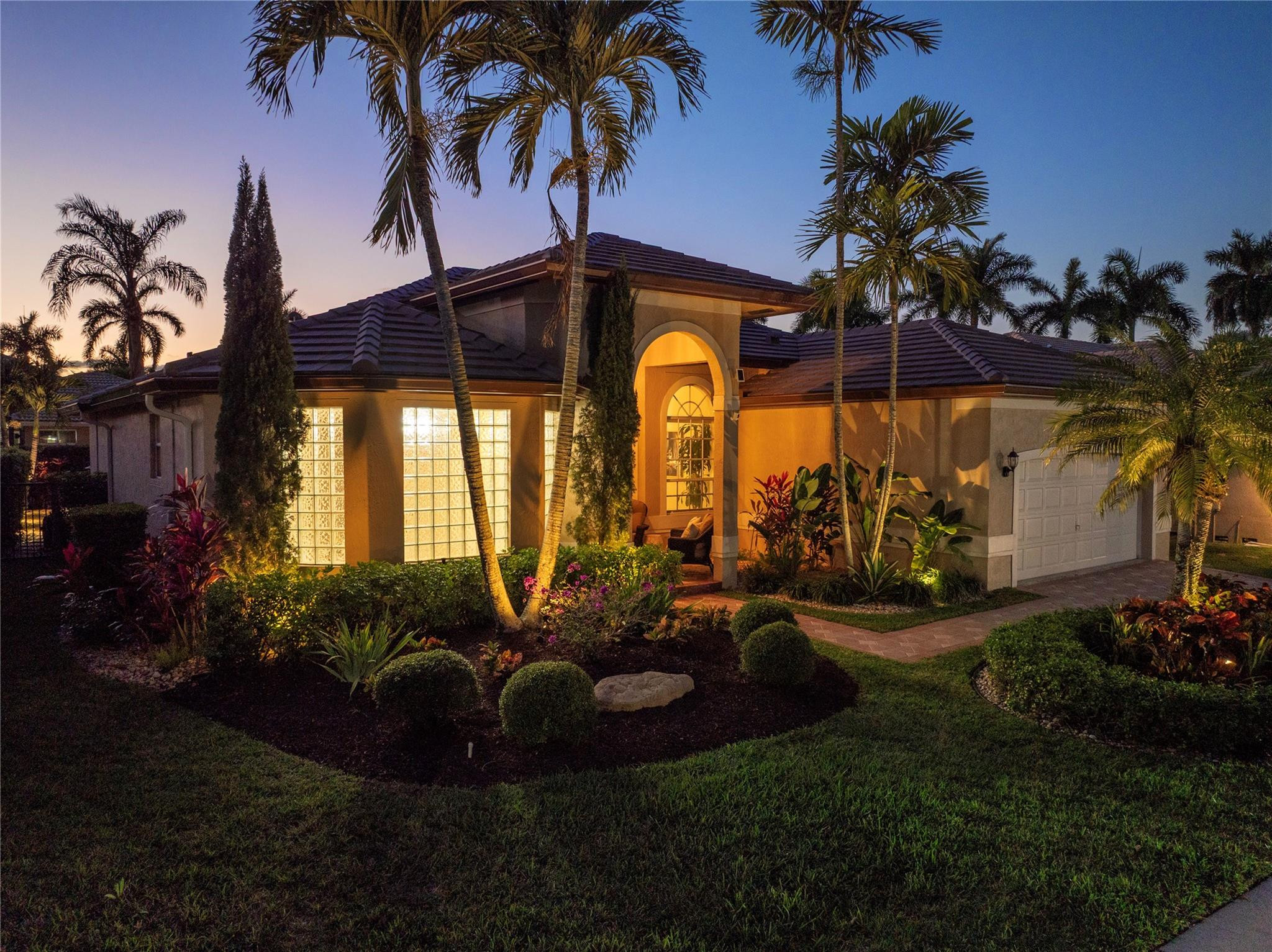 2553 Jardin Manor