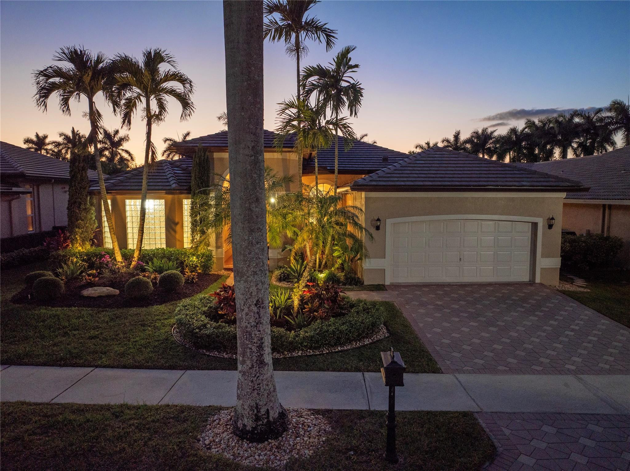 2553 Jardin Manor