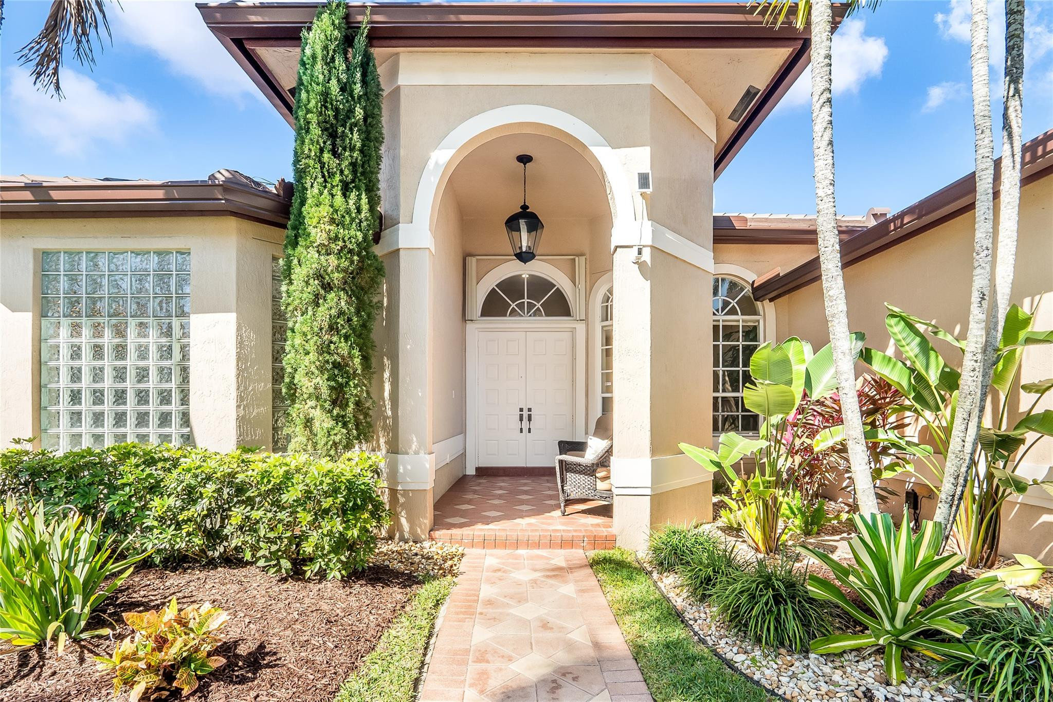 2553 Jardin Manor